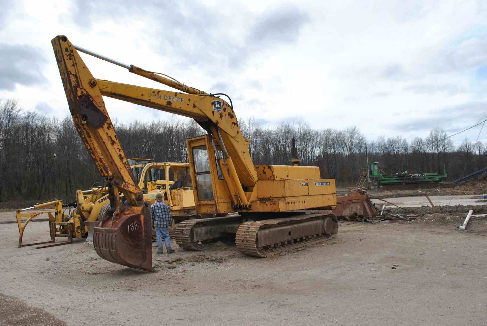 JOHN DEERE 690B TRACKHOE W/(2) BUCKETS; W/8,989 HOURS; S/N-004488