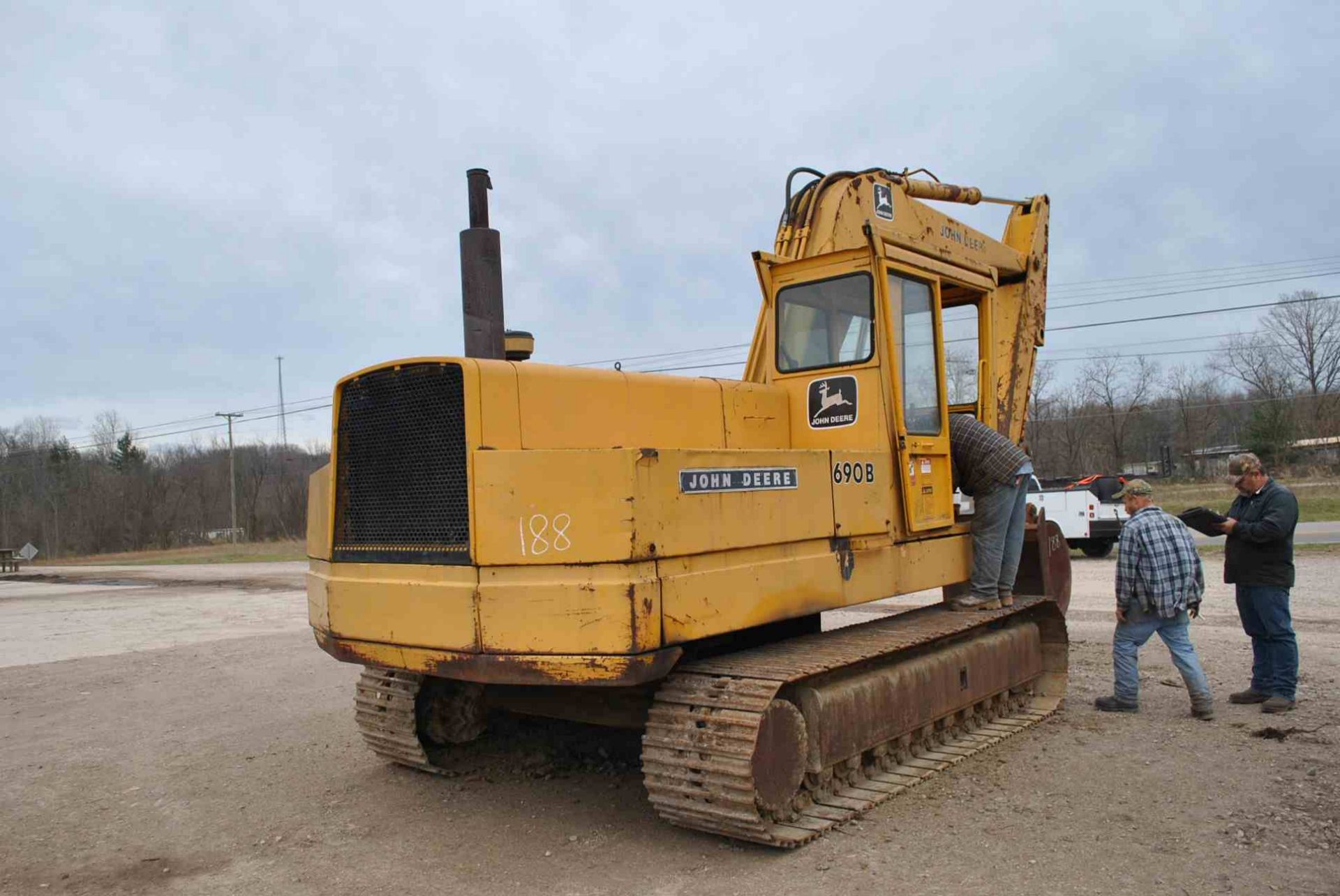 JOHN DEERE 690B TRACKHOE W/(2) BUCKETS; W/8,989 HOURS; S/N-004488 - Image 2 of 2