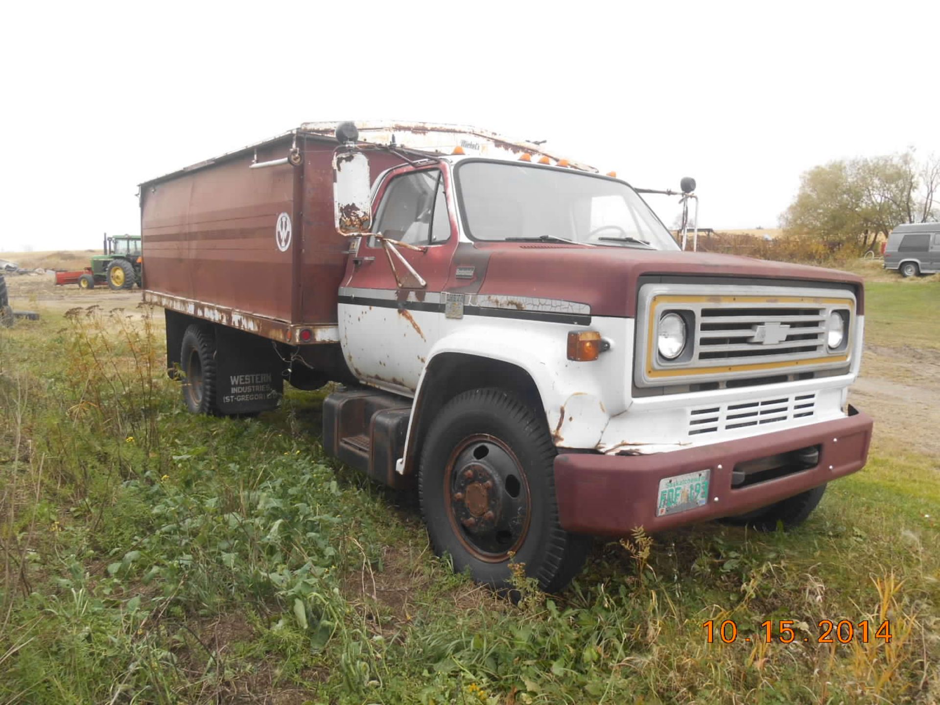 1977 Chev C60 Grain truck: 16â€™ box and hoist tarp, 366 V8, 5x2 - Image 3 of 4