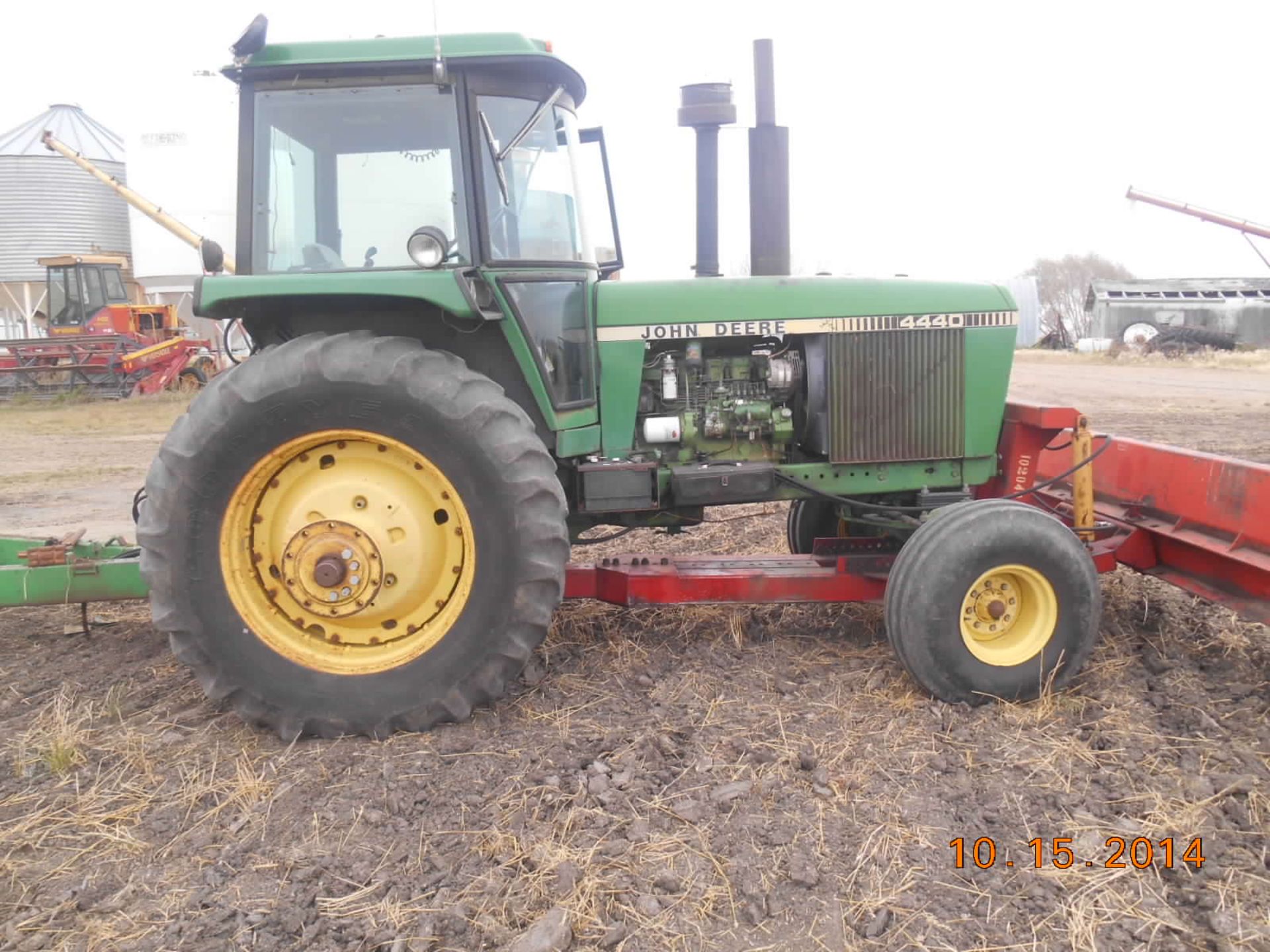 1983 JD 4440 Tractor: cab, air, quad, 20.8x38 rubber, 3 hyd, 8800 hours