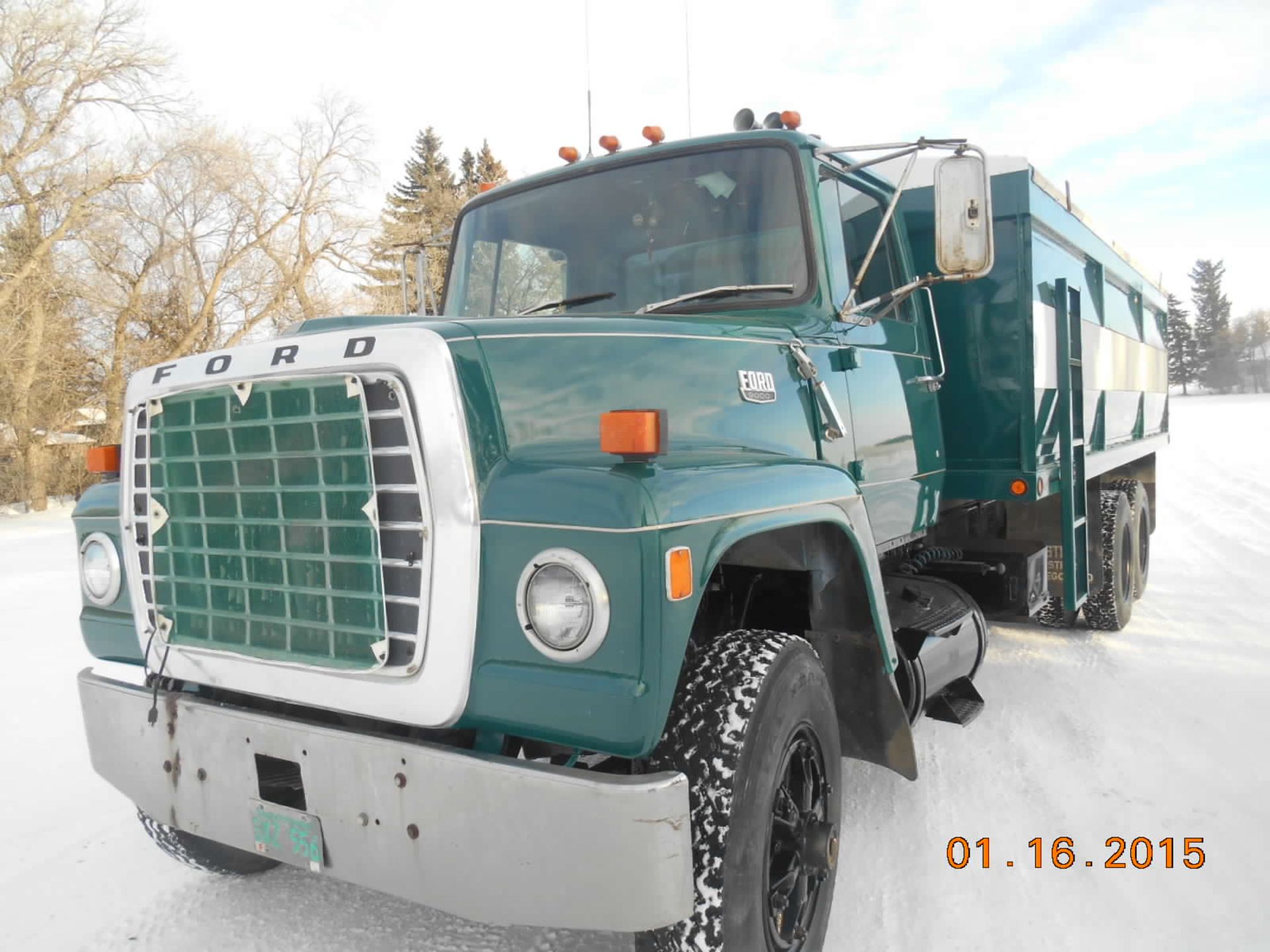 1981 Ford 9000 Grain Truck: Diesel, tandem western industries 20â€™ box, hoist, tarp, 425  cat, 13 - Image 2 of 6