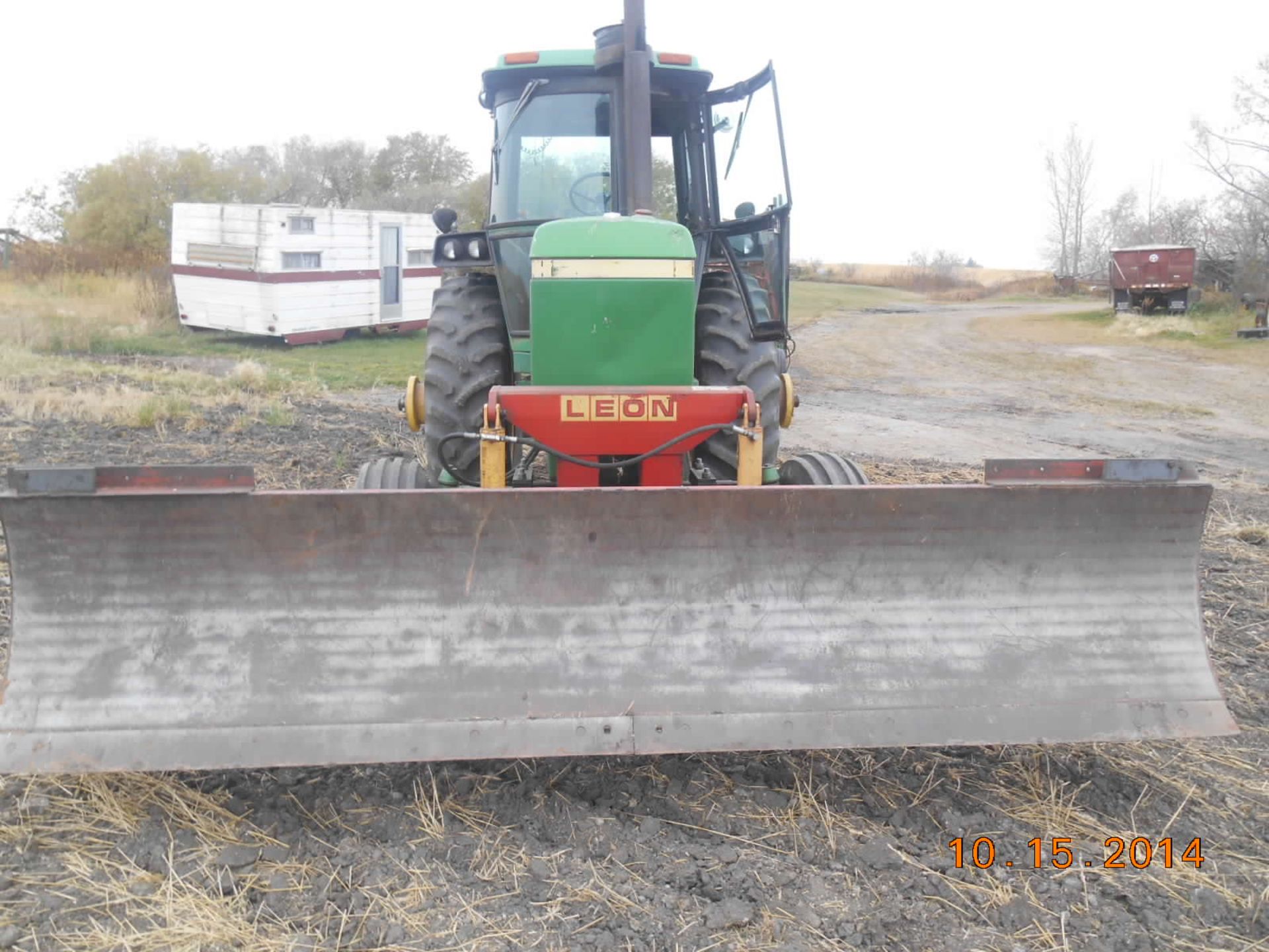 1983 JD 4440 Tractor: cab, air, quad, 20.8x38 rubber, 3 hyd, 8800 hours - Image 3 of 4