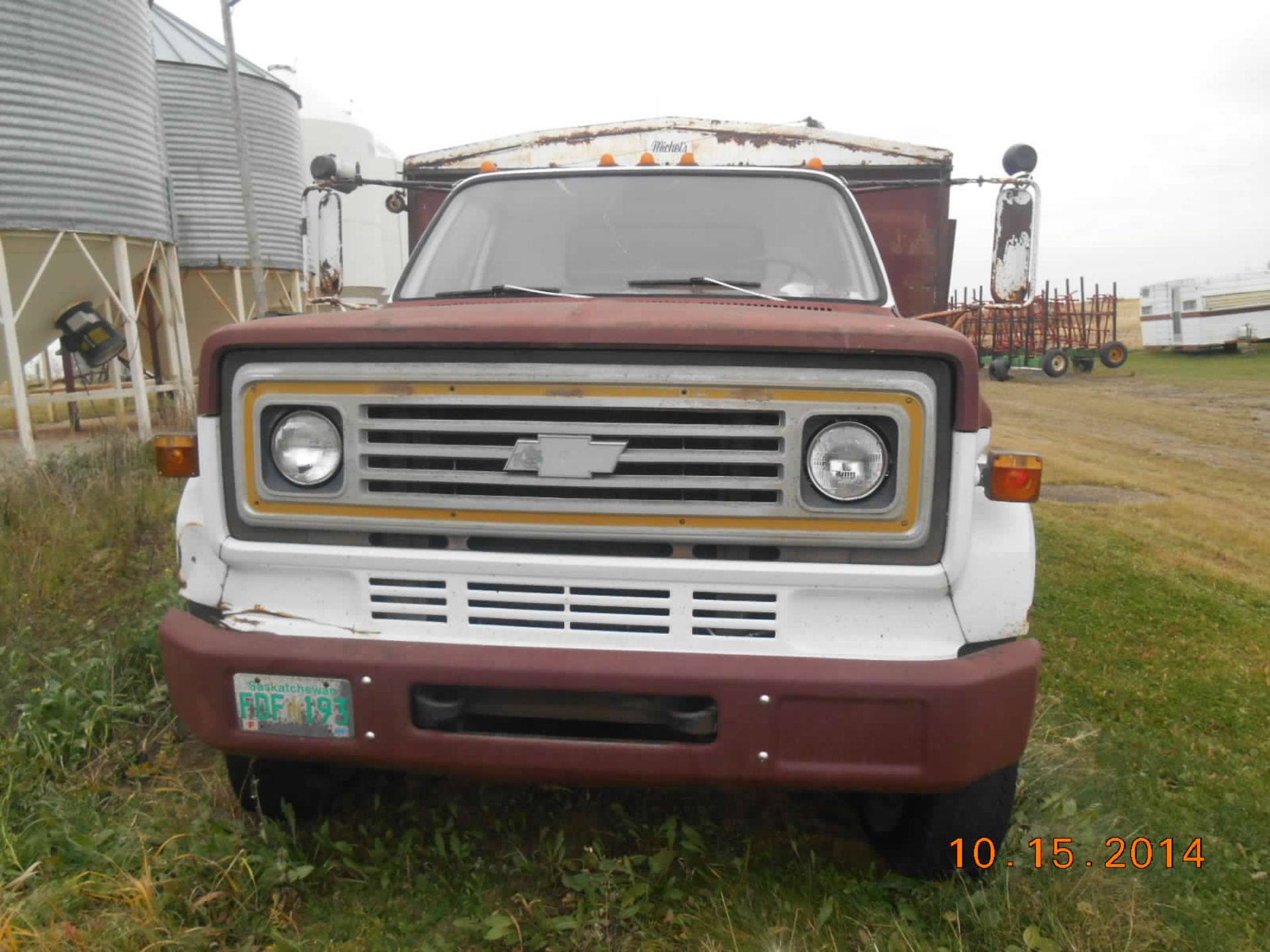 1977 Chev C60 Grain truck: 16â€™ box and hoist tarp, 366 V8, 5x2 - Image 4 of 4