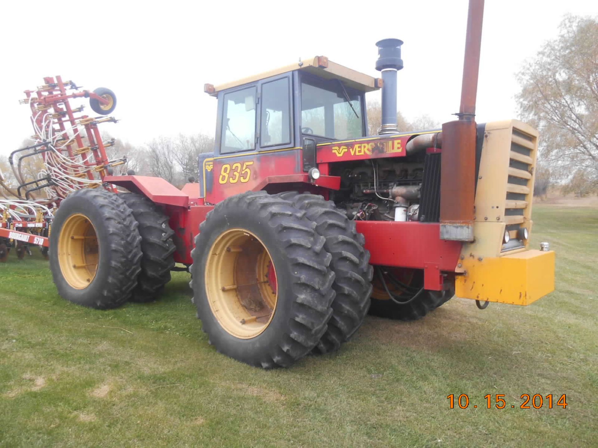 1980 Versatile 835 Tractor: cab, air, 4 hyd, extra air seeder hyd, 18.4x38 tires, recent engine - Image 3 of 4