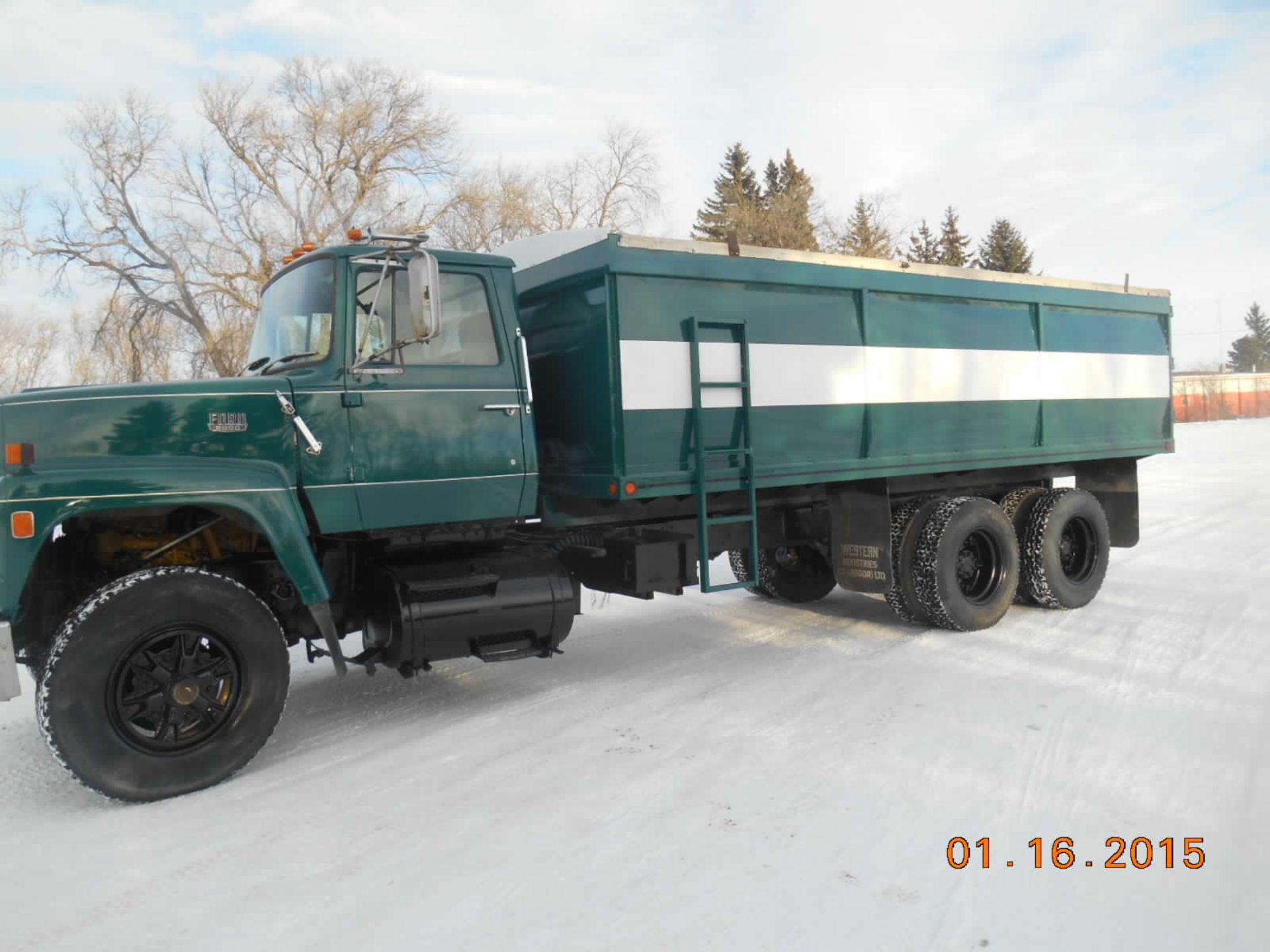 1981 Ford 9000 Grain Truck: Diesel, tandem western industries 20â€™ box, hoist, tarp, 425  cat, 13