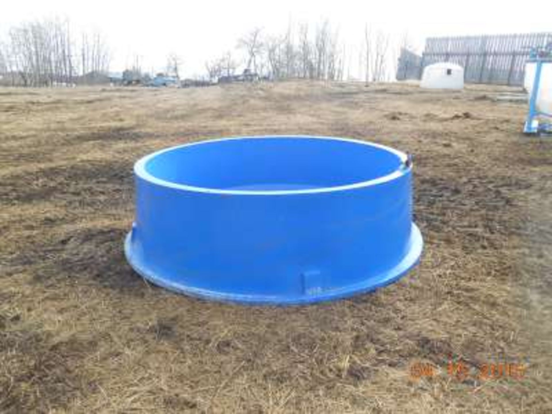 8â€™ round poly Water trough with floating pump