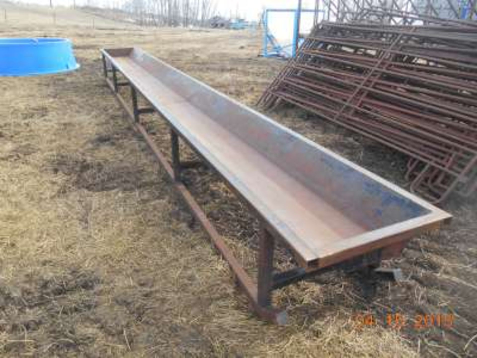 30â€™ Metal bunk feeder on skids