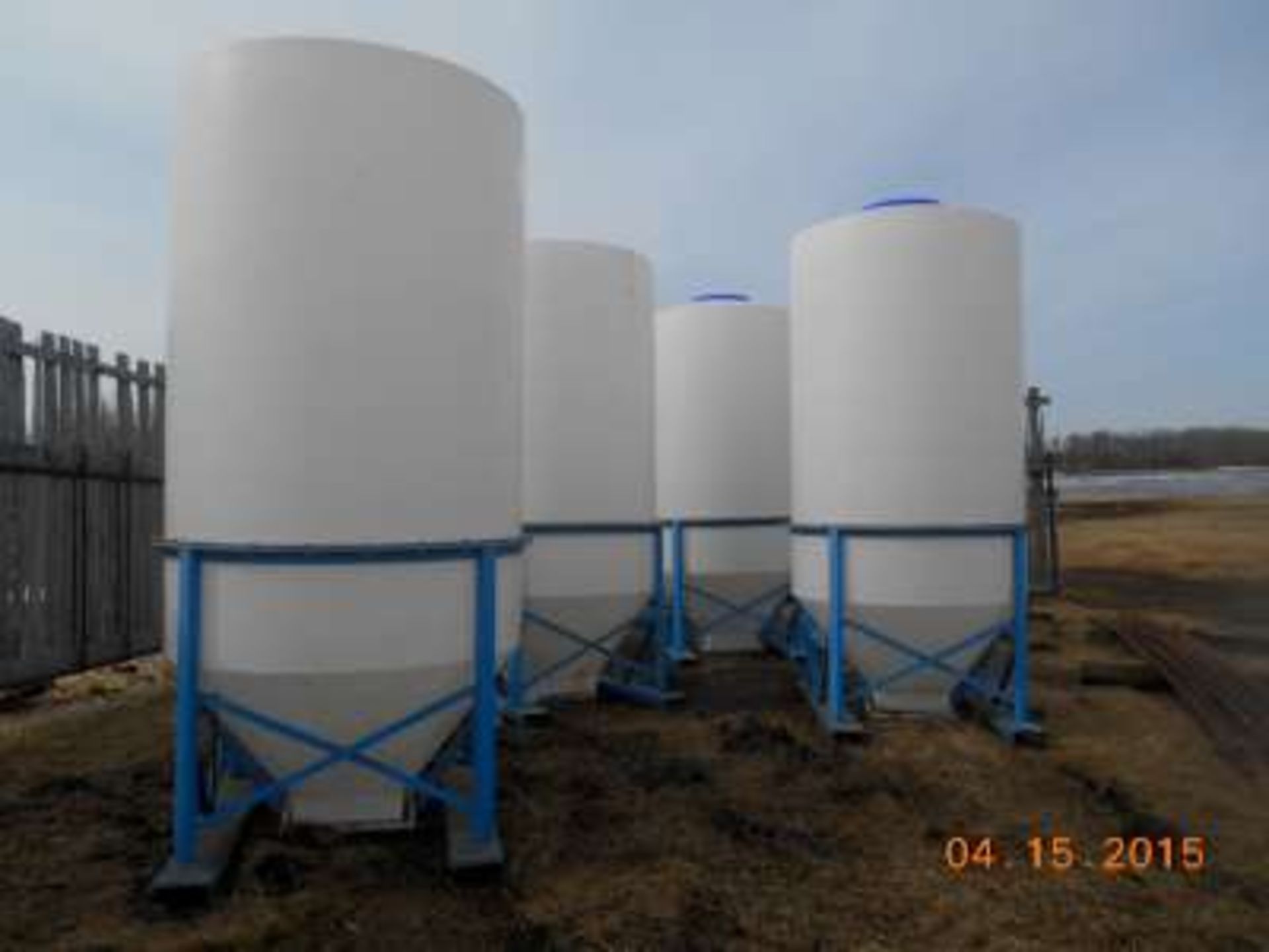 portable white polly hopper grain storage tanks ( excellent condition) approximately 110 bushels