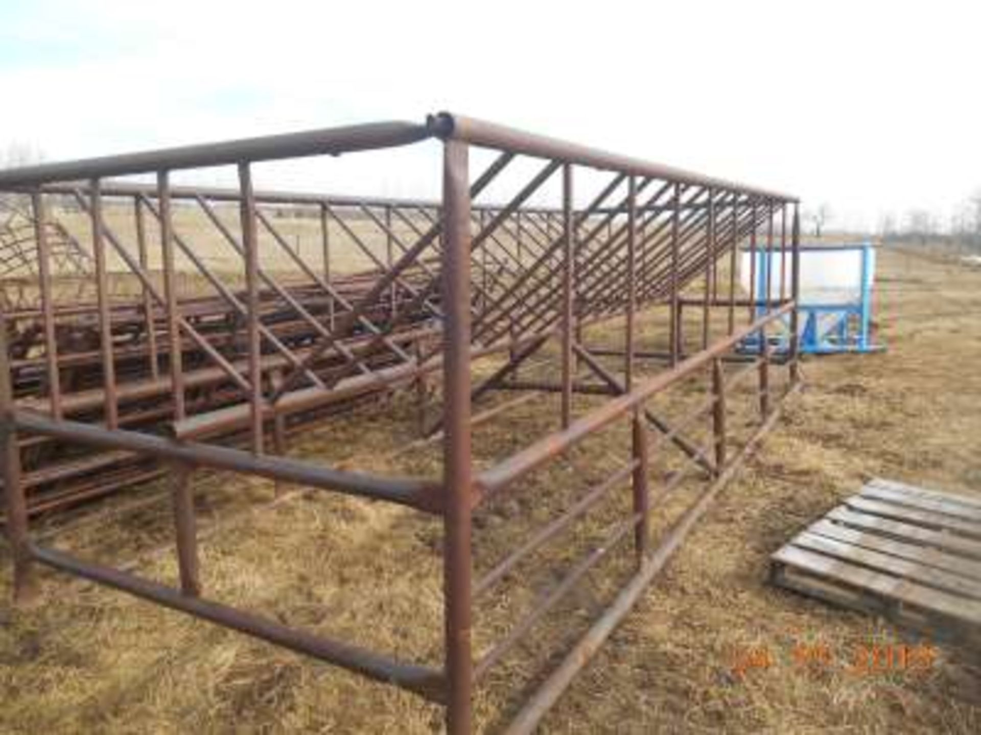 24â€™ metal round bale feeder