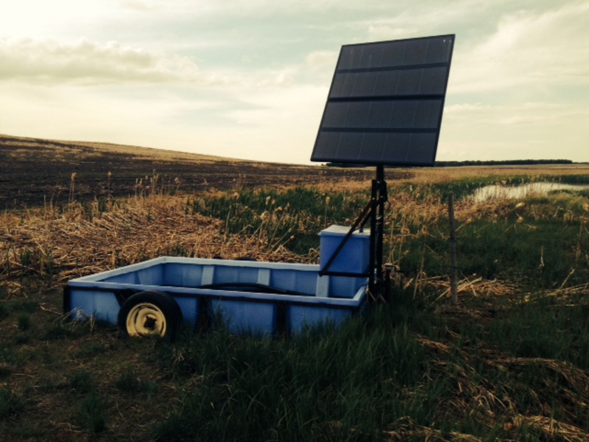 6â€™x10â€™x18â€ Rectangle poly water  trough complete with floating pump  and solor panel ,