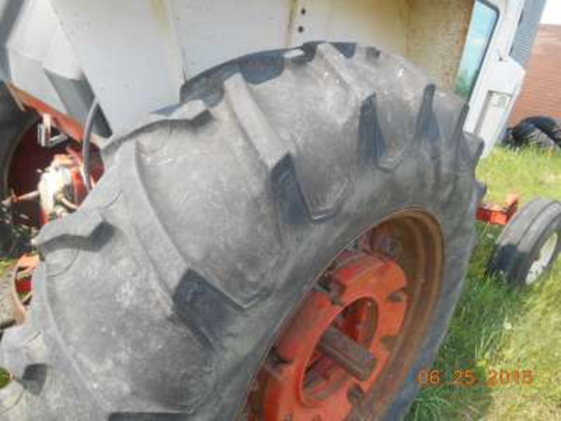 1979 CASE: 1070 Tractor: cab, air, p shift, 18.4 X 34 tires, new duels sold with or without - Image 3 of 3