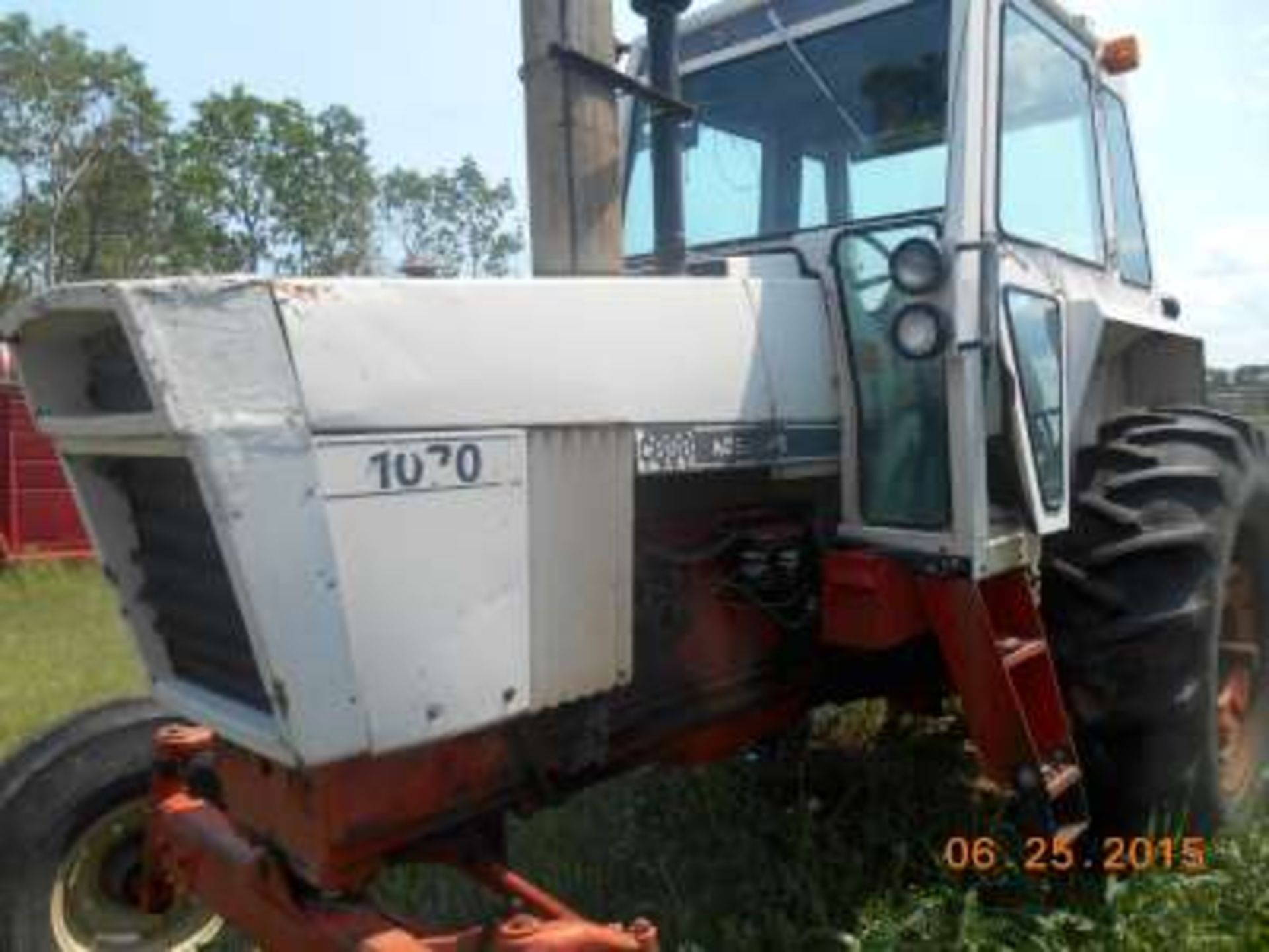 1979 CASE: 1070 Tractor: cab, air, p shift, 18.4 X 34 tires, new duels sold with or without - Image 2 of 3