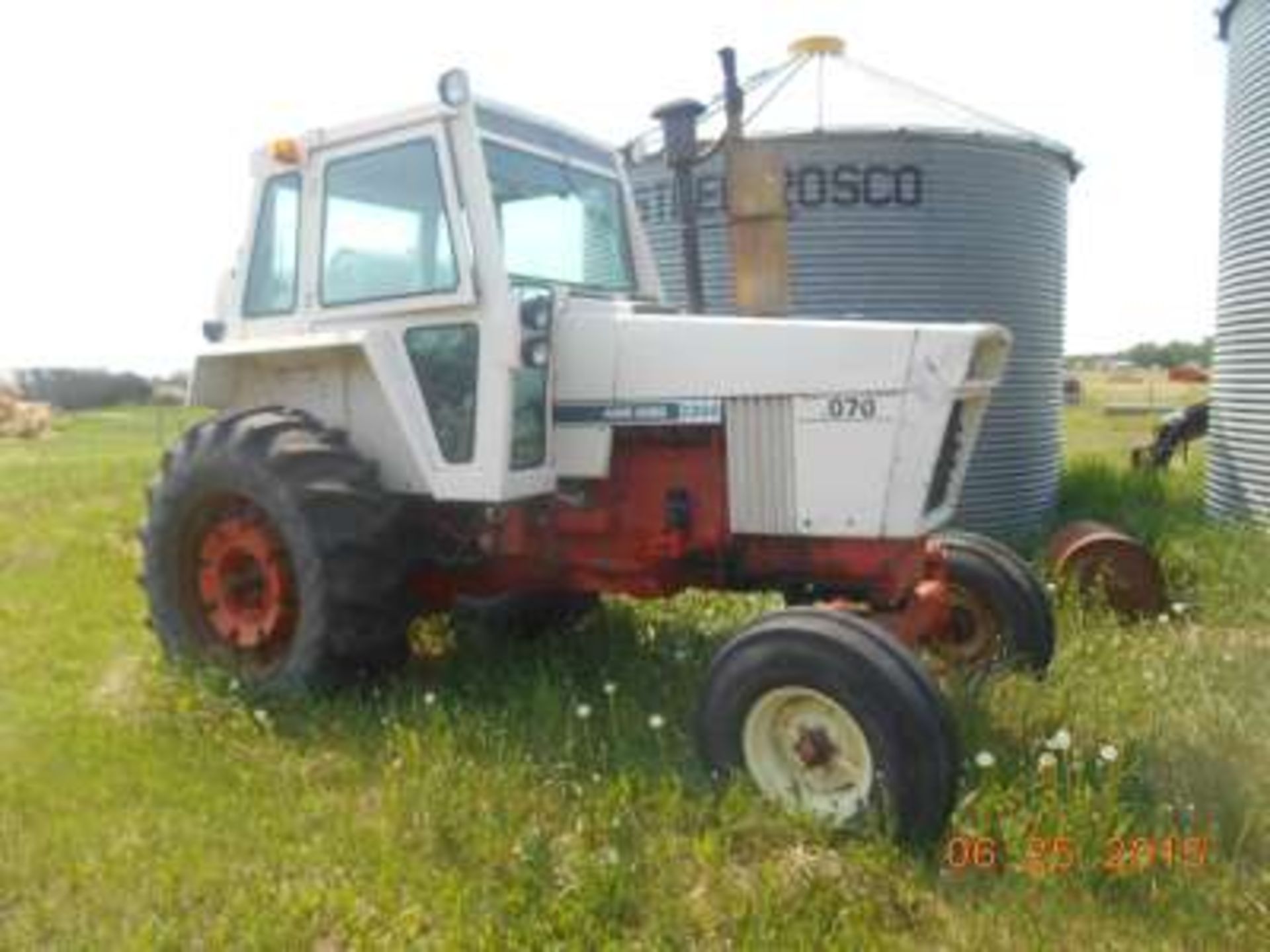 1979 CASE: 1070 Tractor: cab, air, p shift, 18.4 X 34 tires, new duels sold with or without