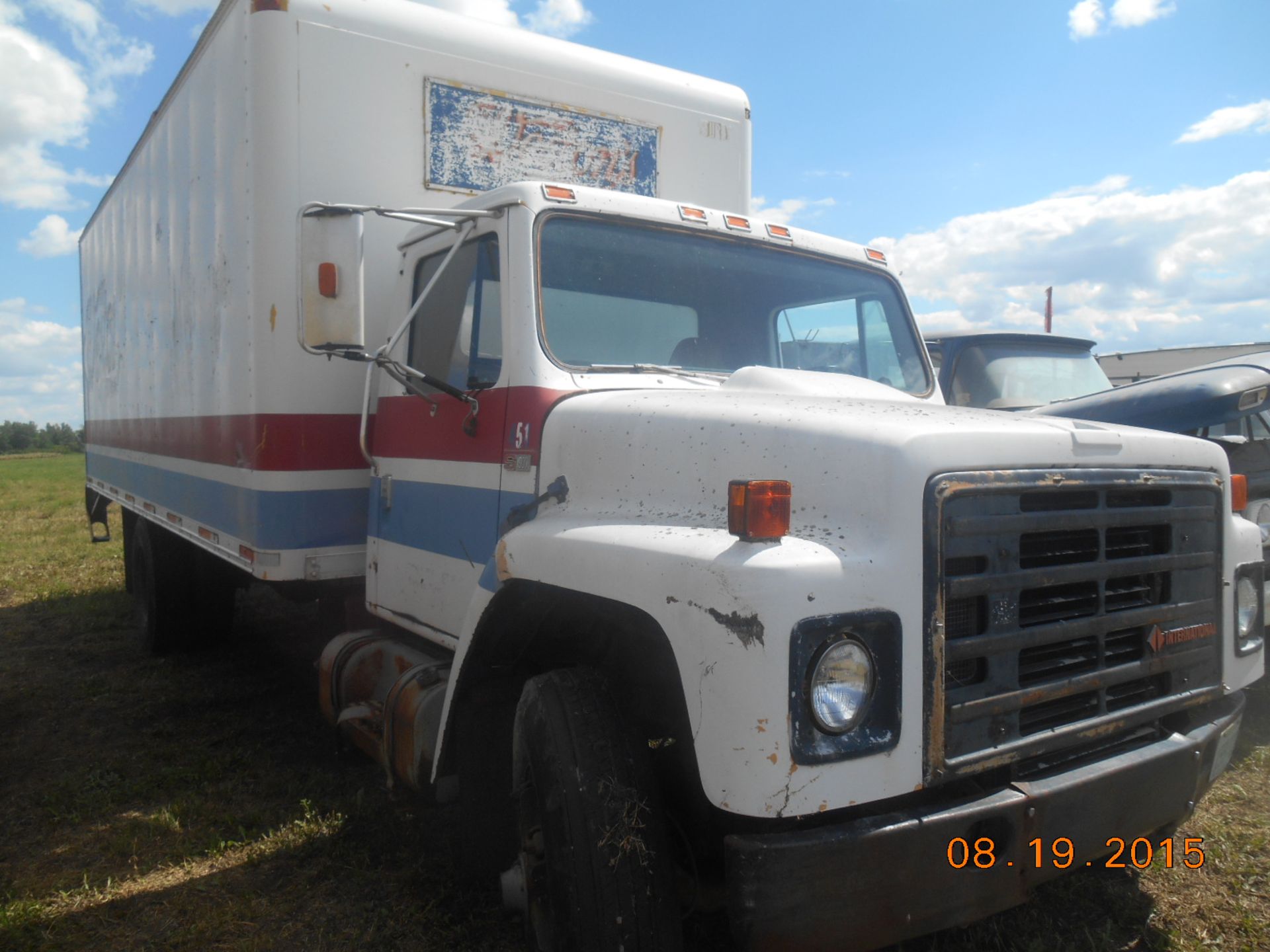 IHC S1900 20â€™ Truckvan: diesel, 5 speed overhead door, licenced last in 2005, not running - Image 2 of 2