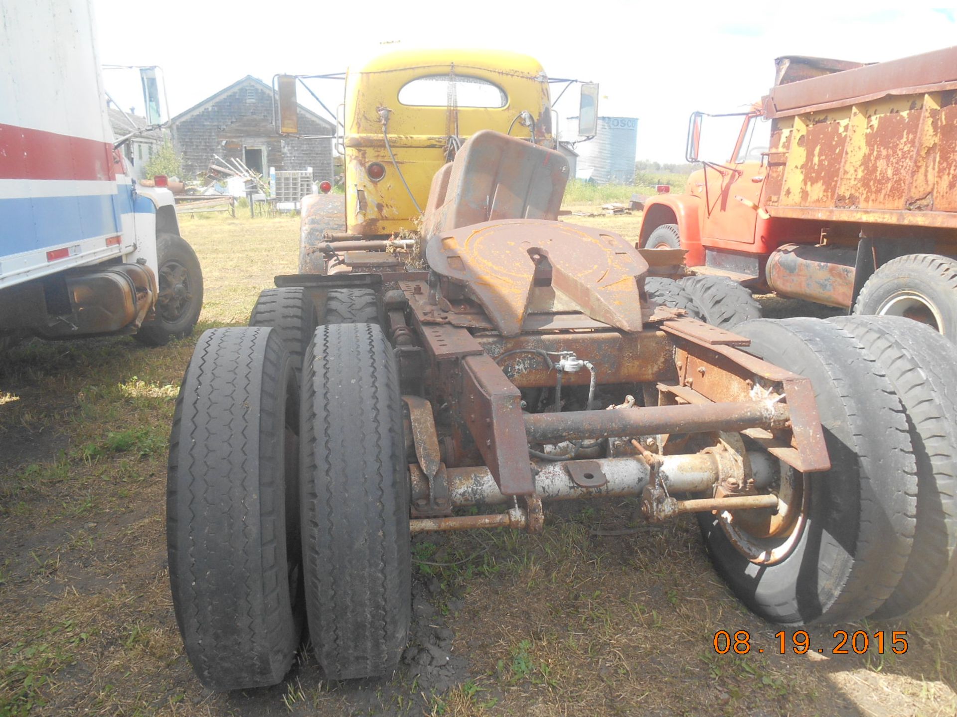 White mustang truck â€“ parts with fifth wheel - Image 2 of 2