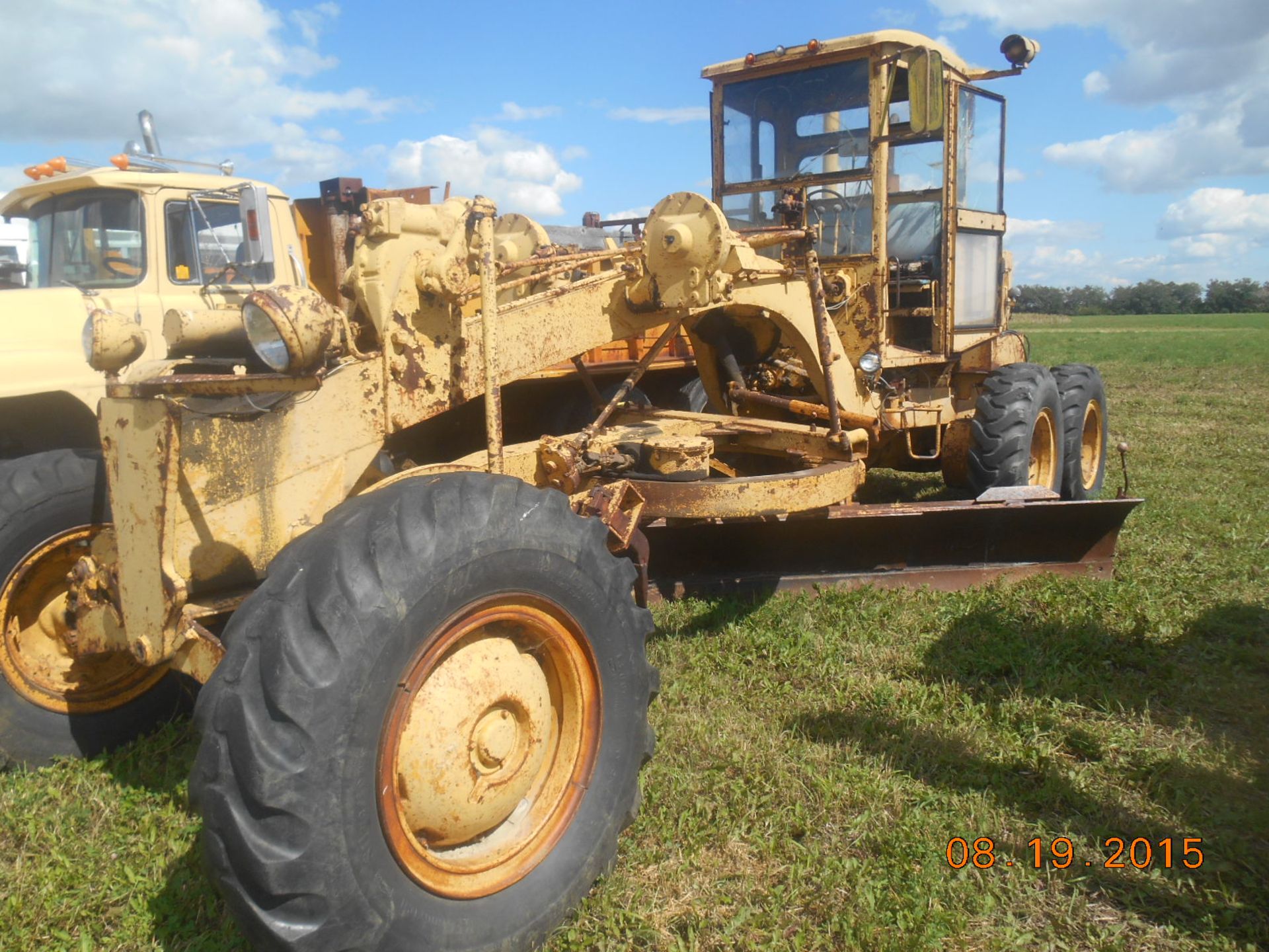 Grader with ripper