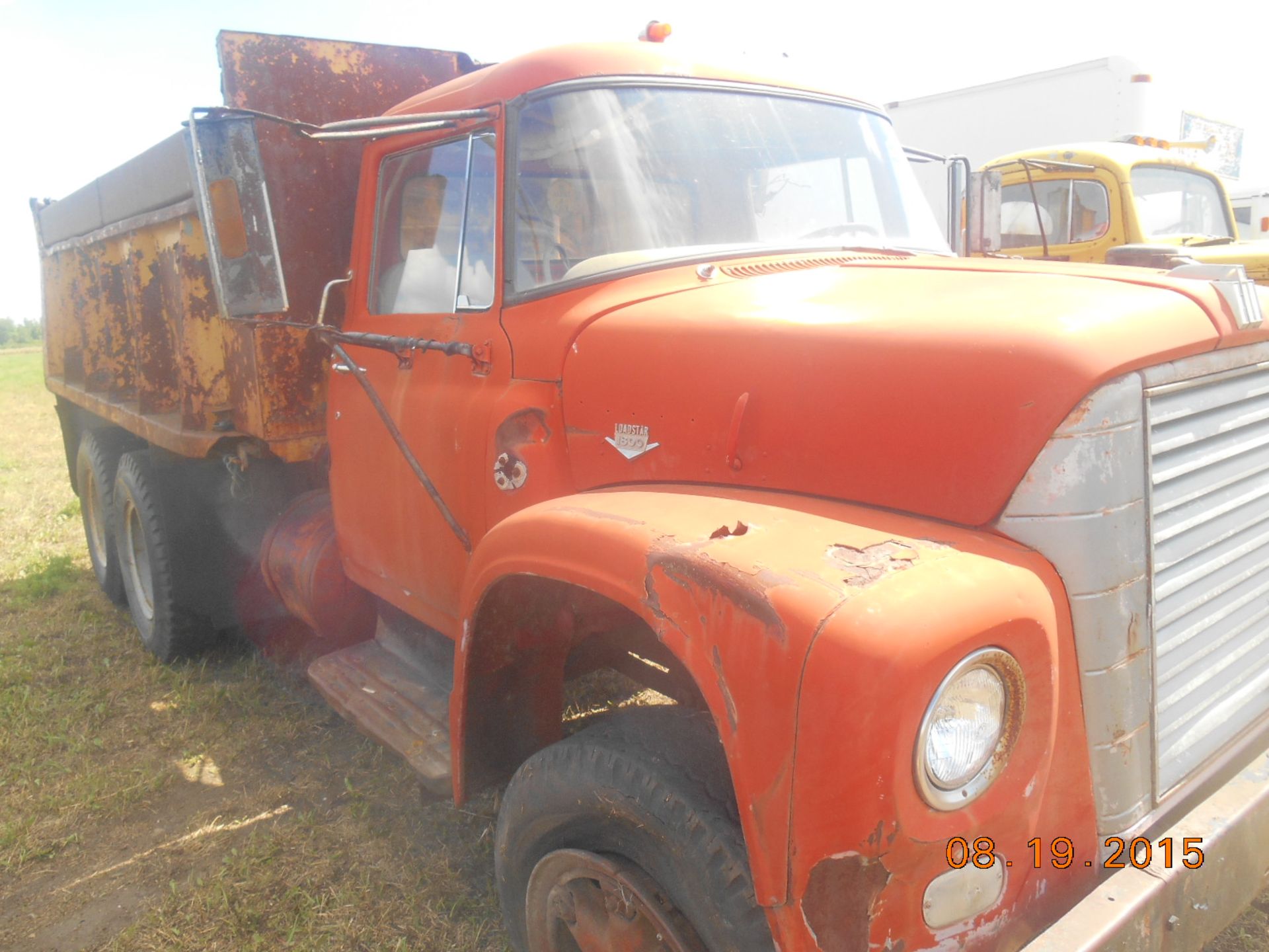 IHC Loadstar 1800 Truck: gas, tandem, gravel box, 5x4, not running - Image 2 of 2