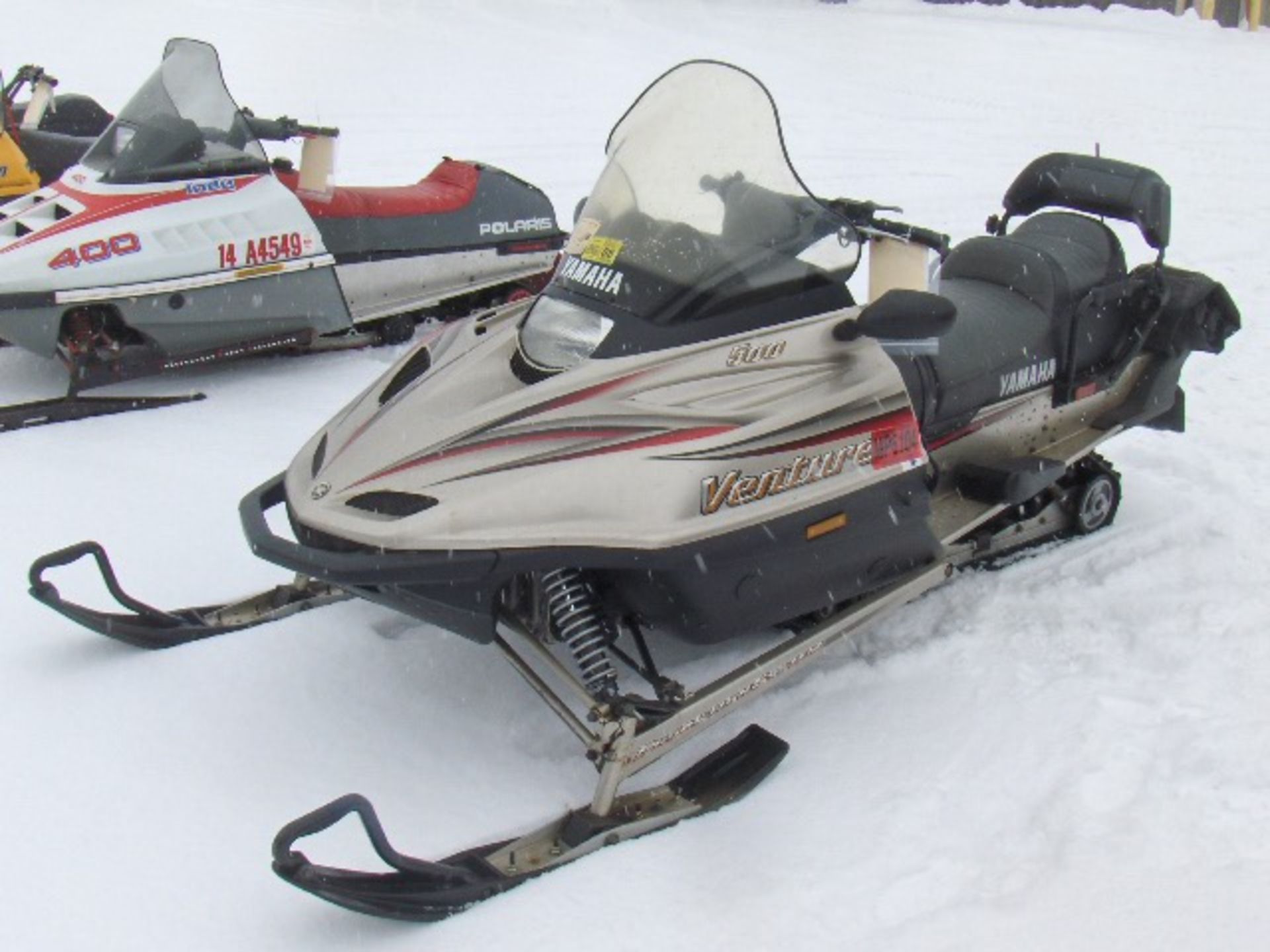 2001 YAMAHA 500 VENTURE  8CY009425 snowmobile, owner started at time of auction check in, electric