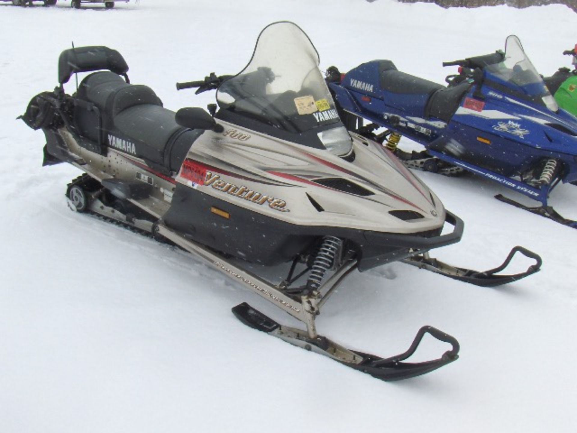 2001 YAMAHA 500 VENTURE  8CY009425 snowmobile, owner started at time of auction check in, electric - Image 2 of 4