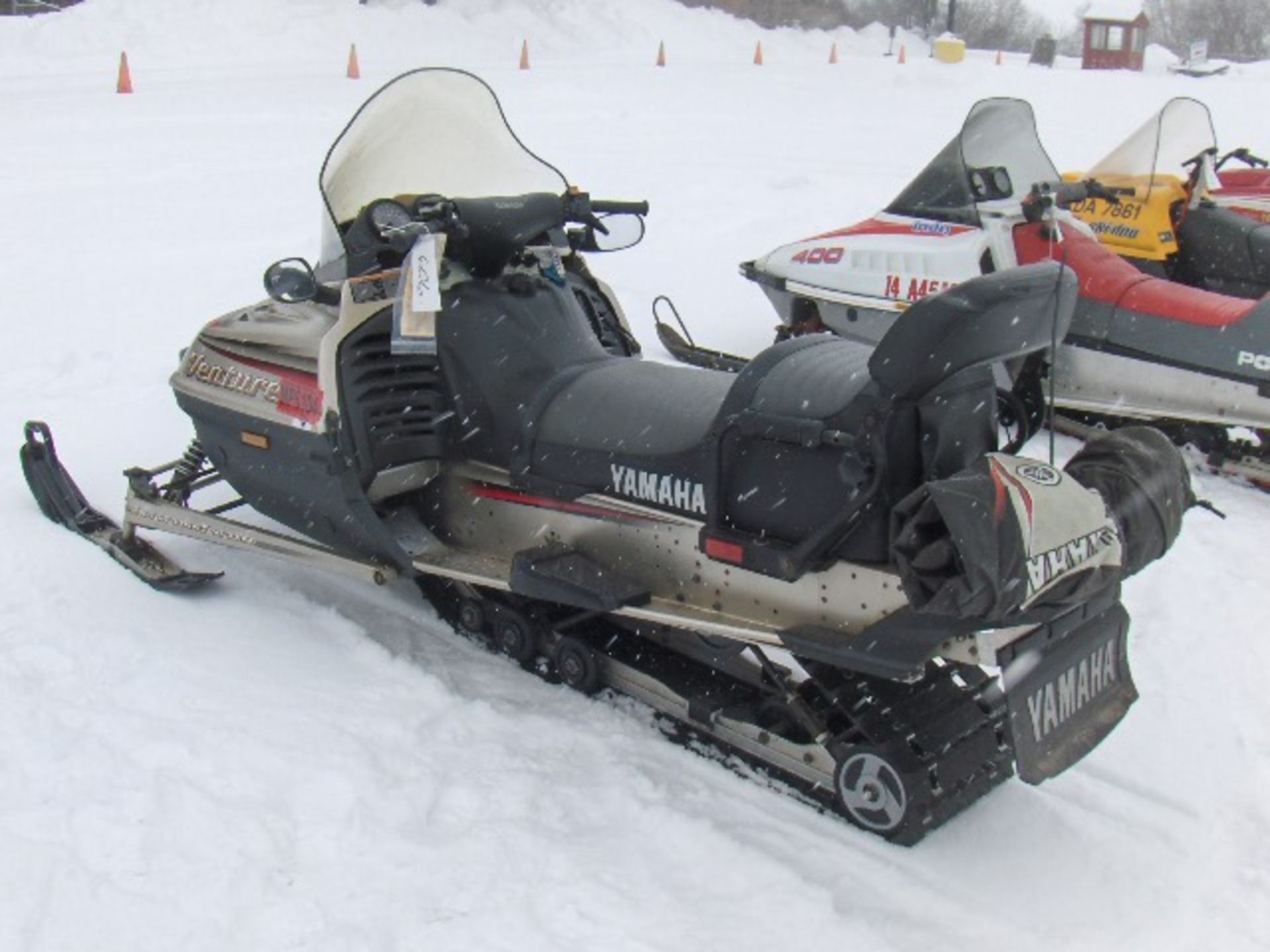 2001 YAMAHA 500 VENTURE  8CY009425 snowmobile, owner started at time of auction check in, electric - Image 4 of 4