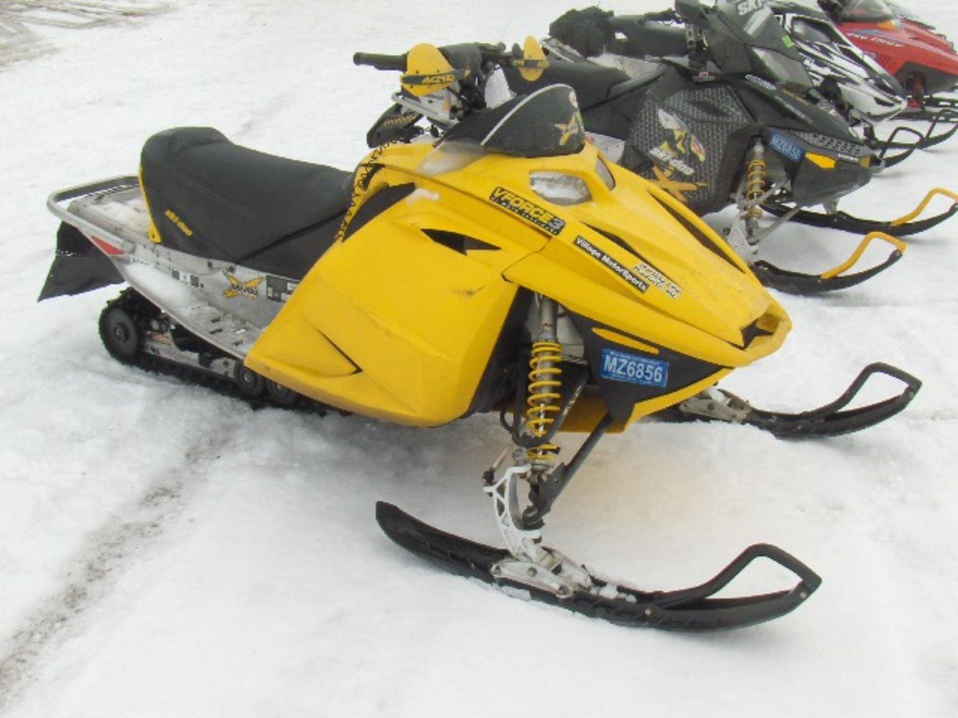 2004 SKI-DOO 800 MXZ 2BDS283564V000032 Snowmobile, owner started at the time of check-in, reverse, - Image 2 of 3