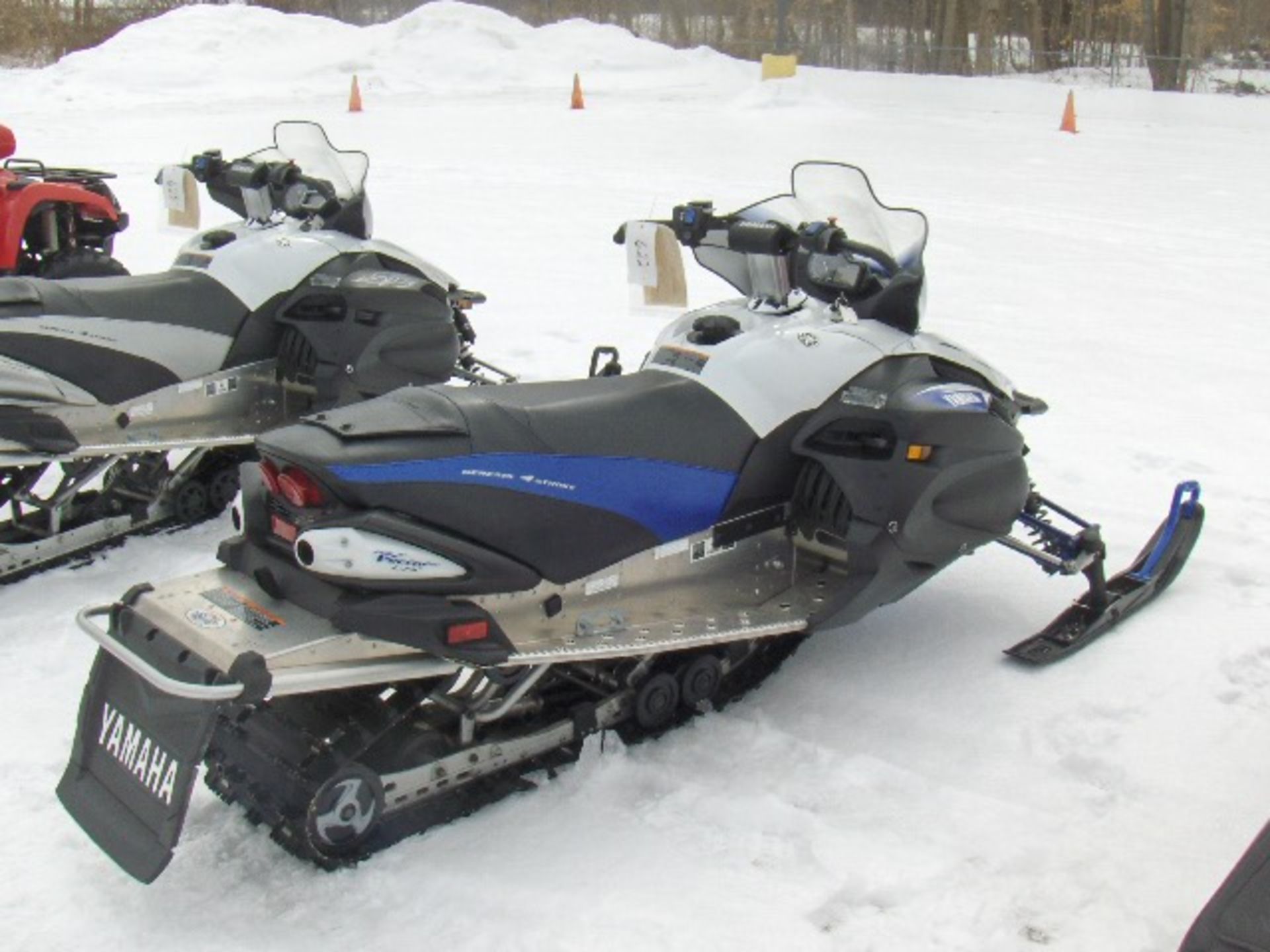 2009 YAMAHA 1000 VECTOR JYE8HD0019A001078 Snowmobile, owner started at the time of check-in, new - Image 3 of 3