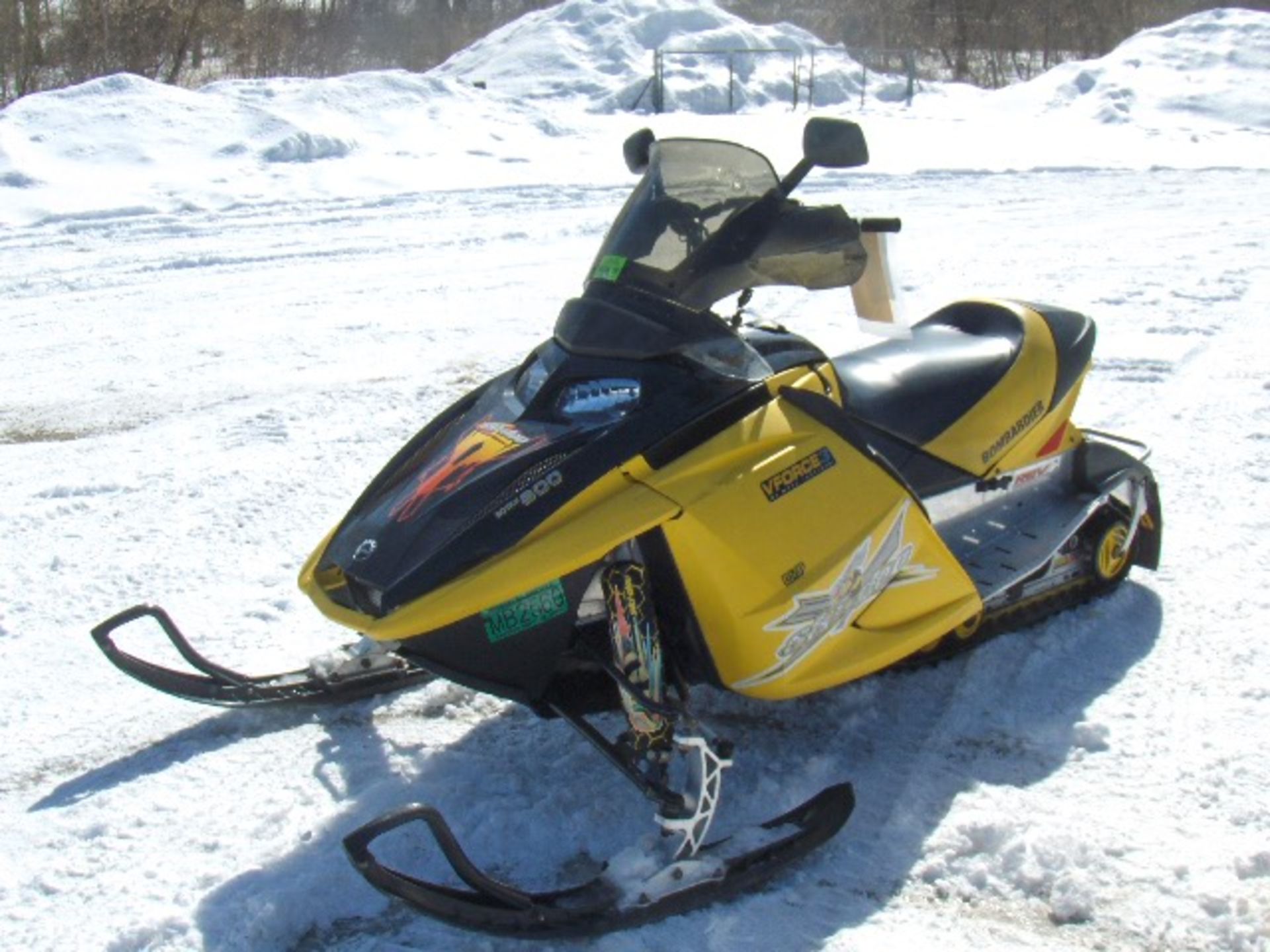 2003 SKI-DOO 800 BOMBARIER 2BPS226743V000393 Snowmobile, owner started at time of check-in, electric