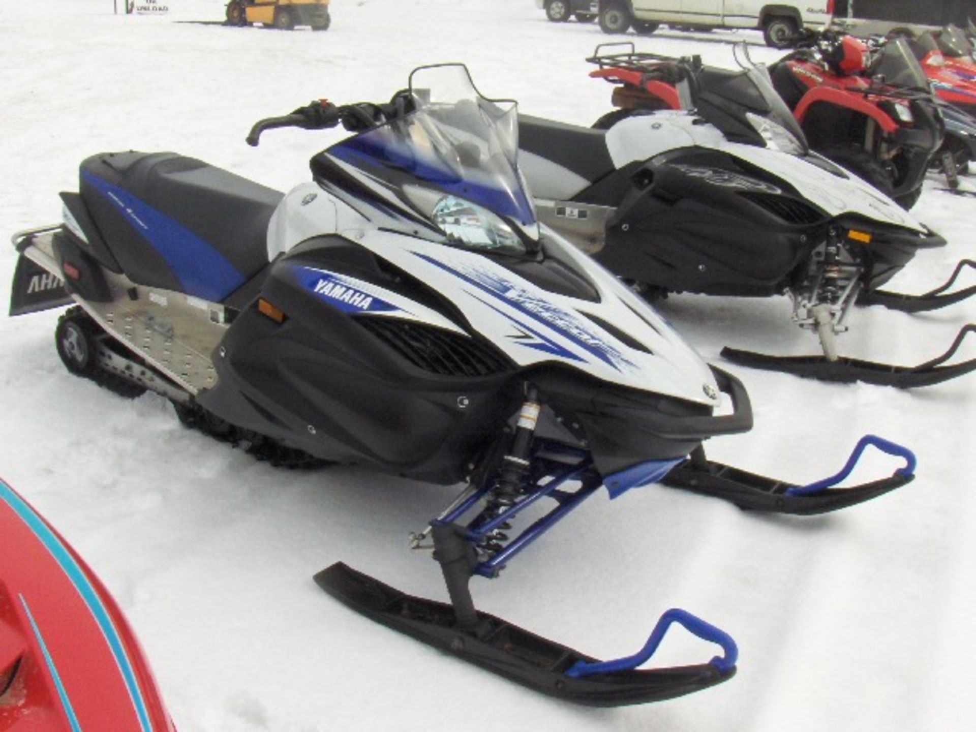 2009 YAMAHA 1000 VECTOR JYE8HD0019A001078 Snowmobile, owner started at the time of check-in, new - Image 2 of 3