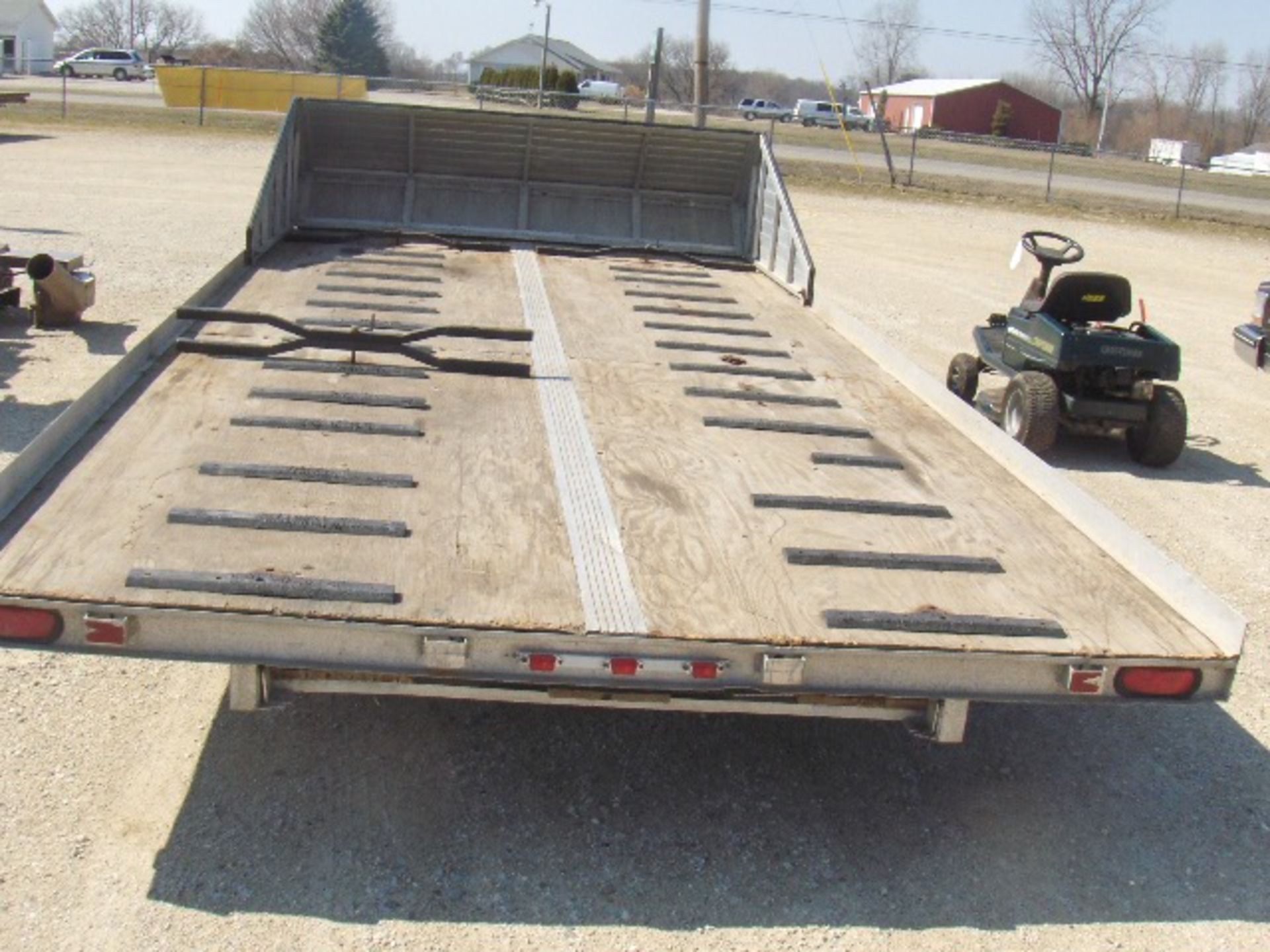 2000 R & R 2 AXLE 18'  1RNR9908ST18R1333 trailer, aluminum slush guard, sold with a signed - Image 2 of 3