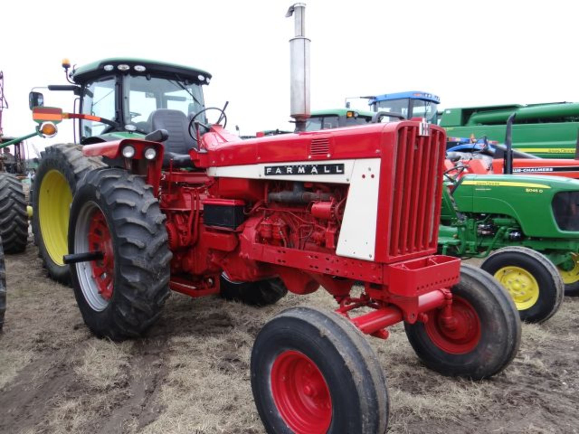 Lot # 1326 Farmall 806 Tractor, 1966 One Owner, New Injectors, Torque, Hyd Pump in Dec 2014, Sold - Image 2 of 4