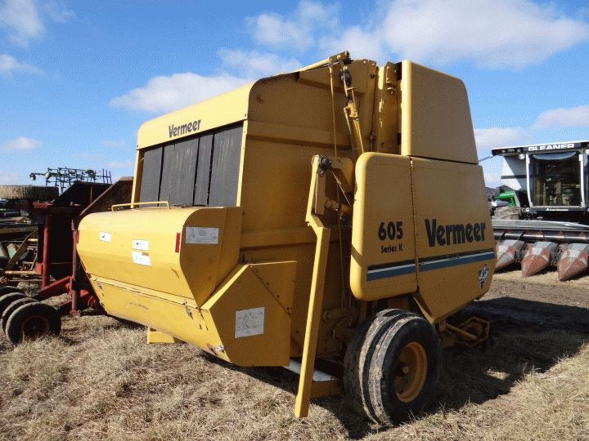 Lot # 1667 Vermeer 605K Round Baler 540 PTO, Twine, Net Wrap, Bale Kicker, Monitor and Manual in the - Image 5 of 6