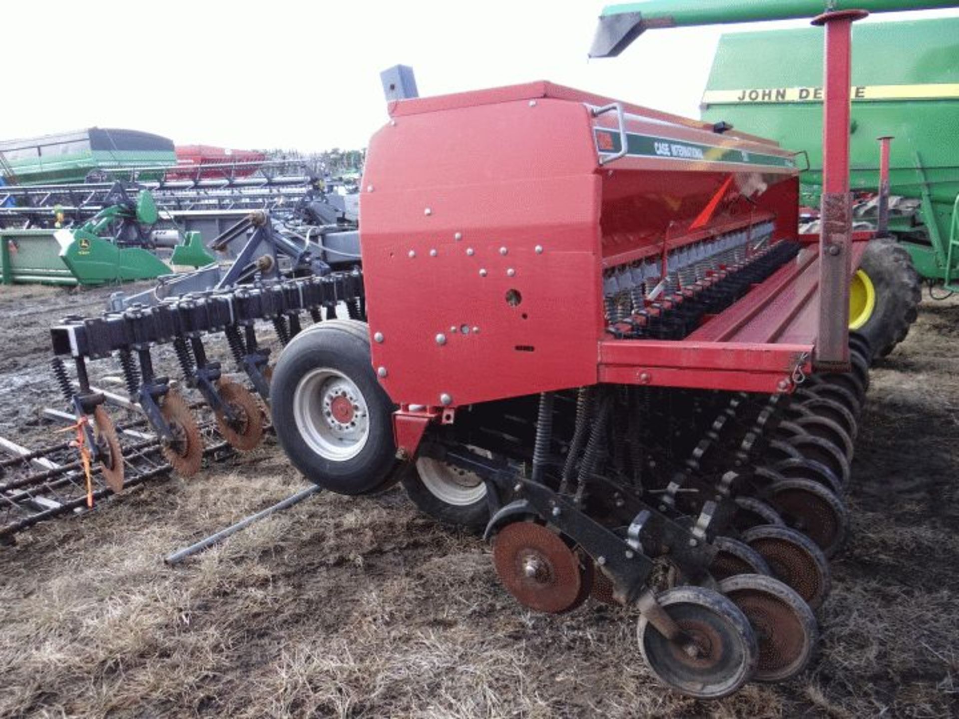 Lot # 1855 Case IH 5400 Drill 15', NT, w/Yetter Cart and Harrow - Image 4 of 4