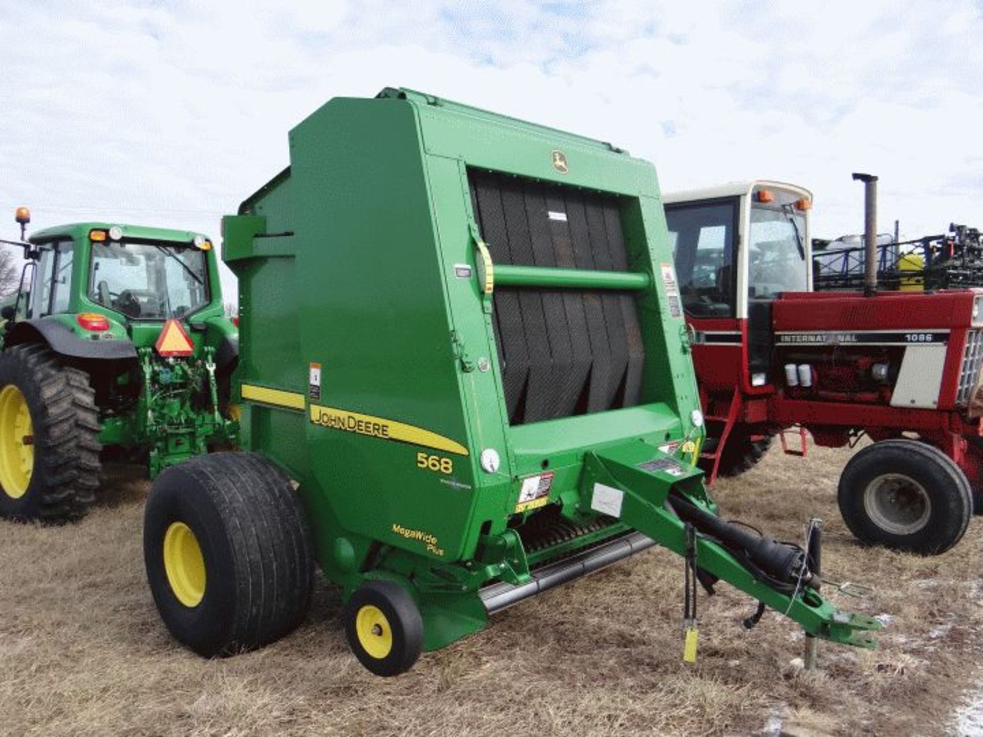 Lot # 241 JD 568 Round Baler, 2011 #109056, 7720 bales, 1000 PTO, High Moisture Kit, Hi Flotation - Image 4 of 8