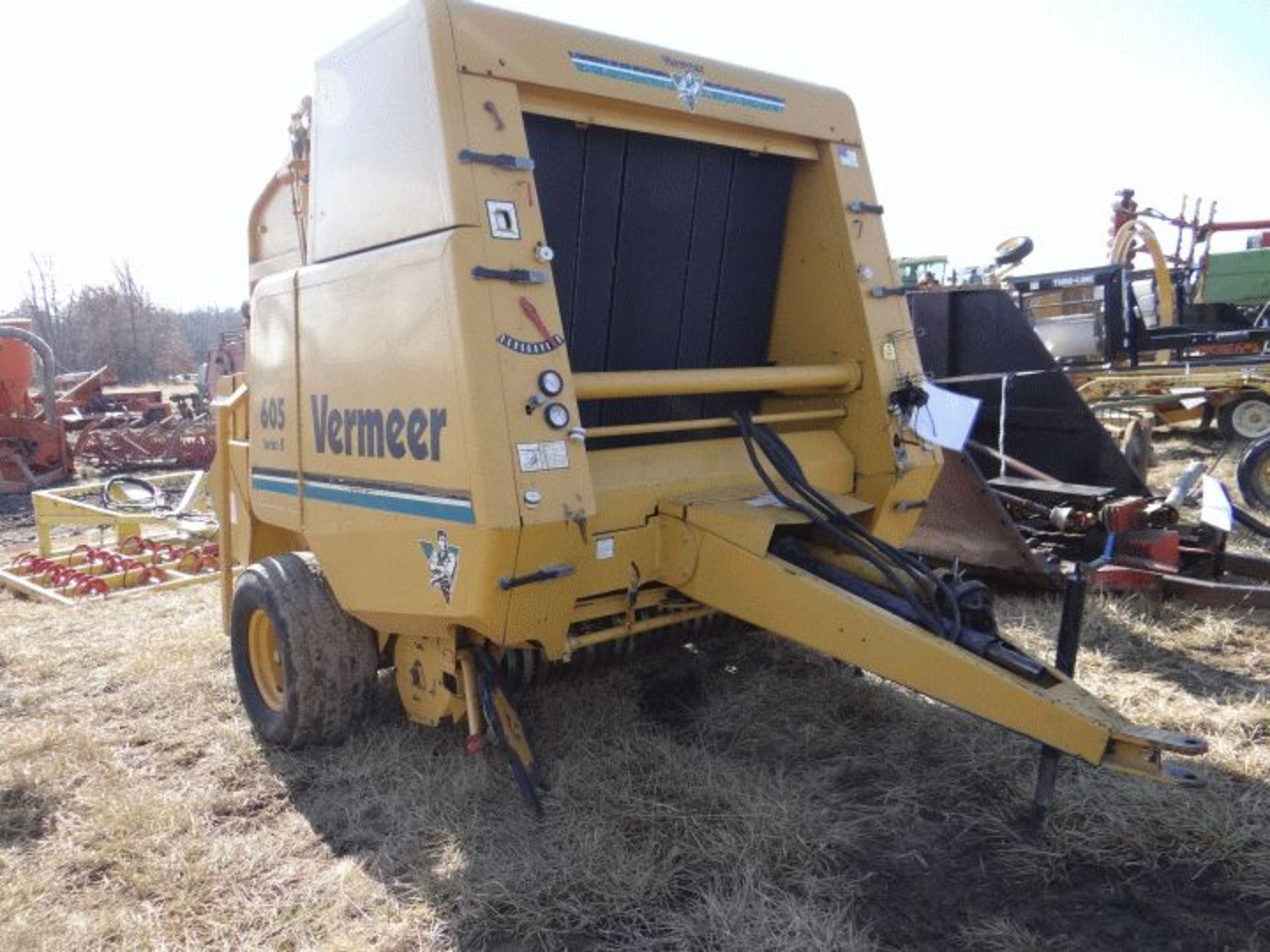 Lot # 1667 Vermeer 605K Round Baler 540 PTO, Twine, Net Wrap, Bale Kicker, Monitor and Manual in the - Image 4 of 6