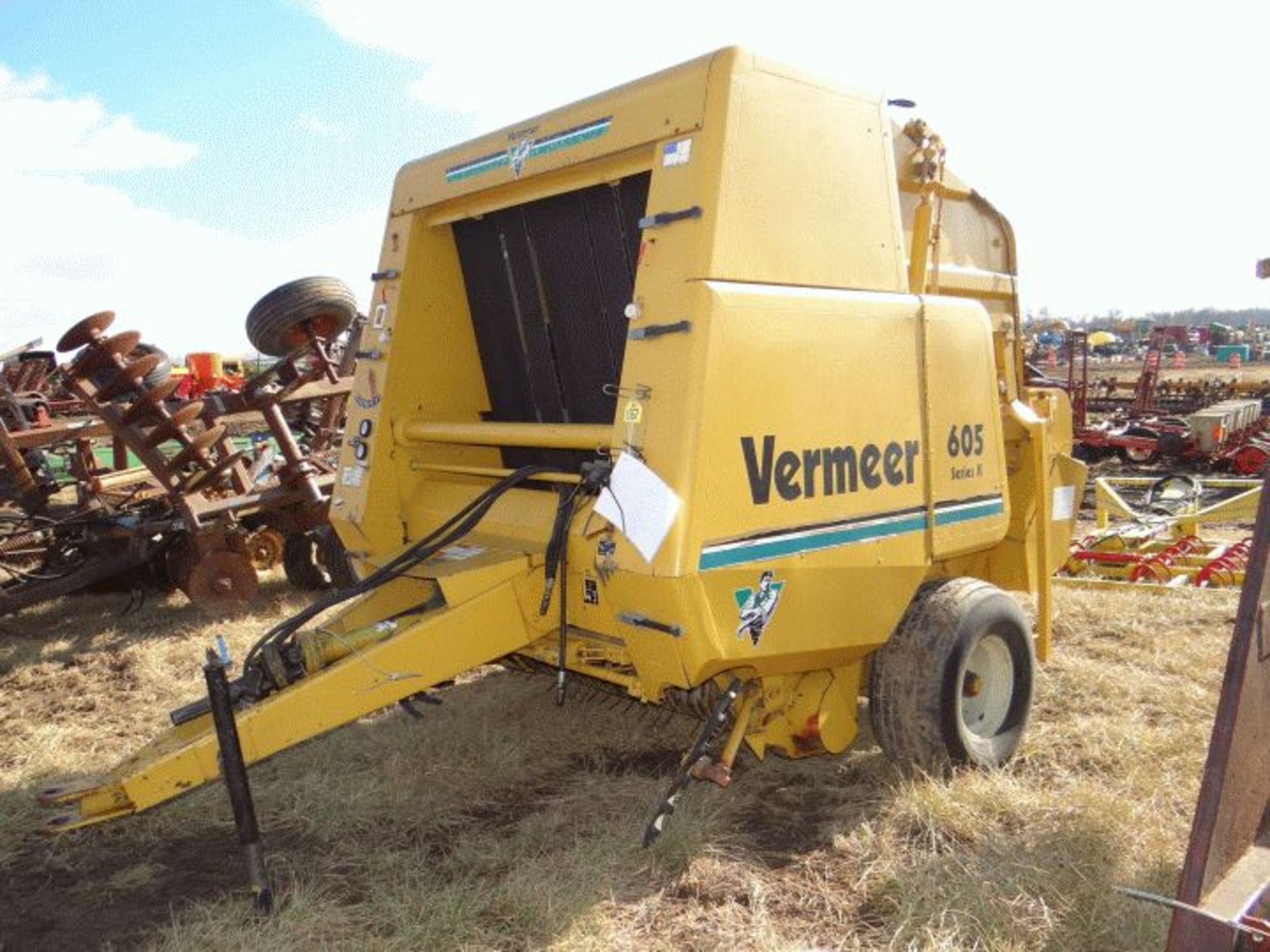 Lot # 1667 Vermeer 605K Round Baler 540 PTO, Twine, Net Wrap, Bale Kicker, Monitor and Manual in the
