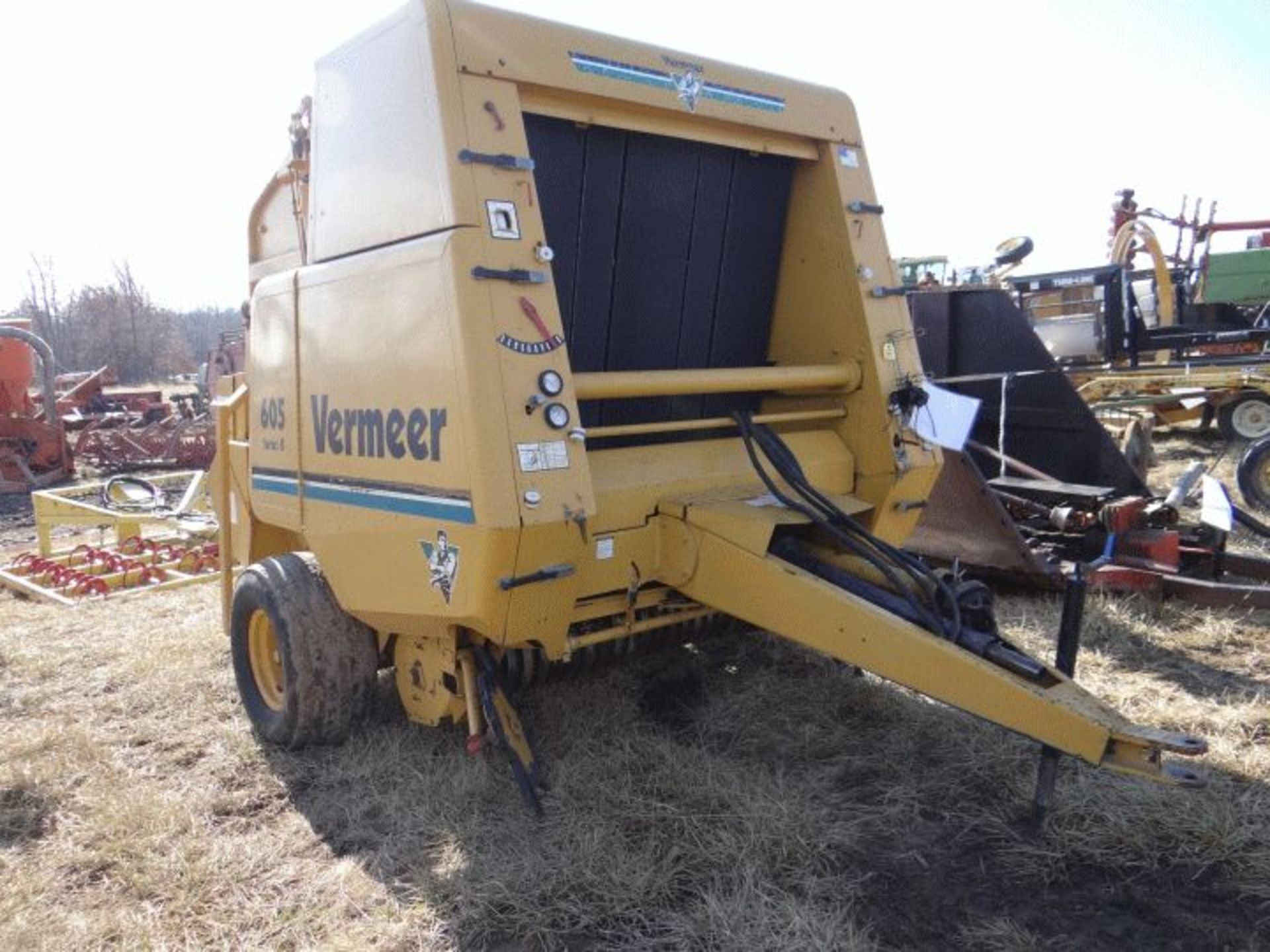 Lot # 1667 Vermeer 605K Round Baler 540 PTO, Twine, Net Wrap, Bale Kicker, Monitor and Manual in the - Image 3 of 6