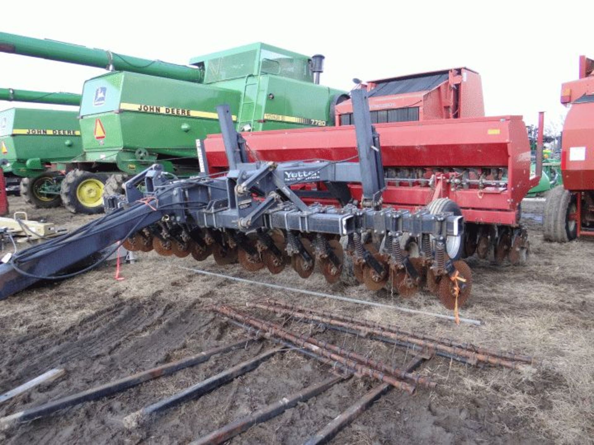 Lot # 1855 Case IH 5400 Drill 15', NT, w/Yetter Cart and Harrow - Image 3 of 4