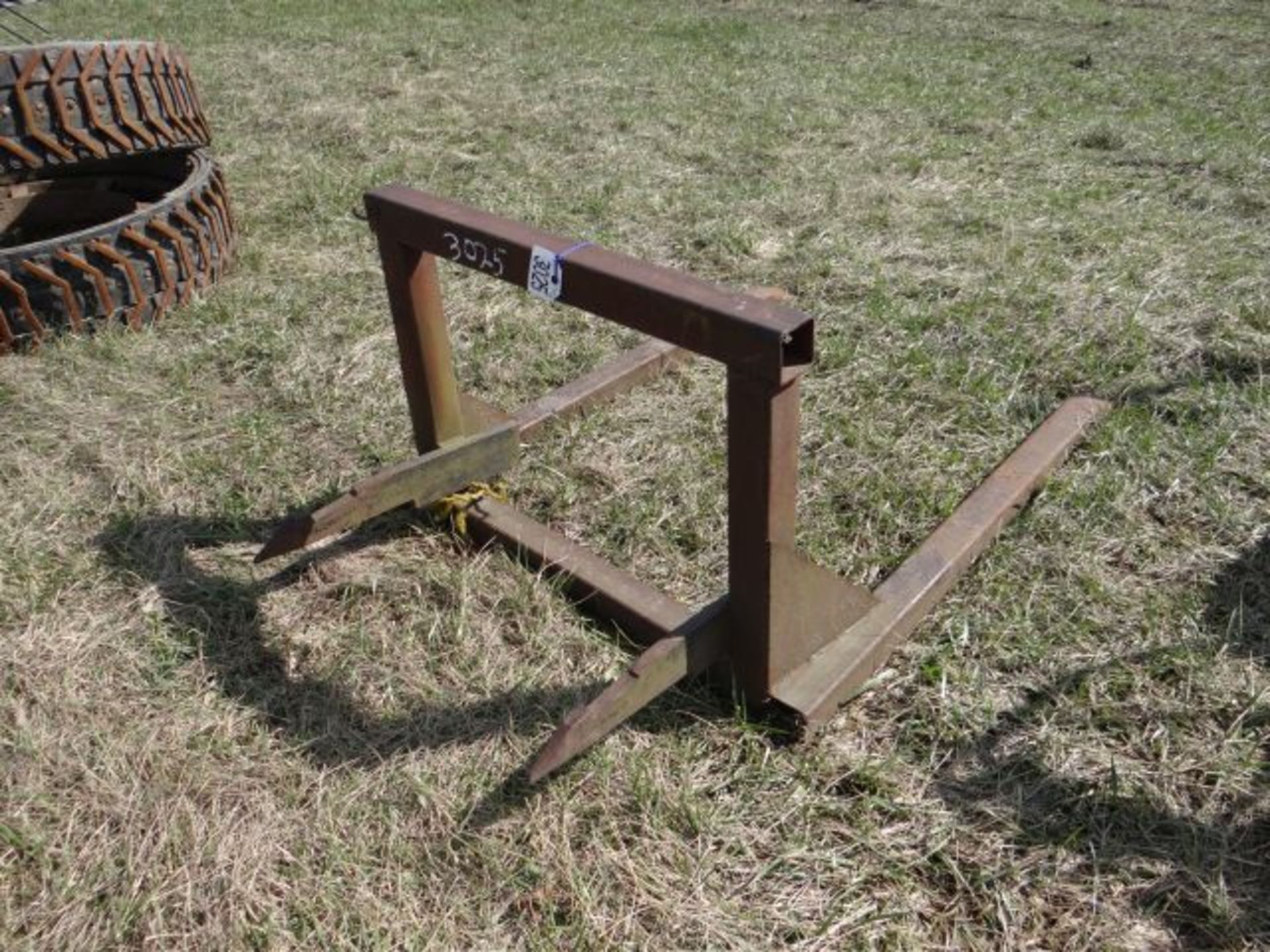 Lot 3025 IH Fast Hitch Bale Fork - Image 2 of 2