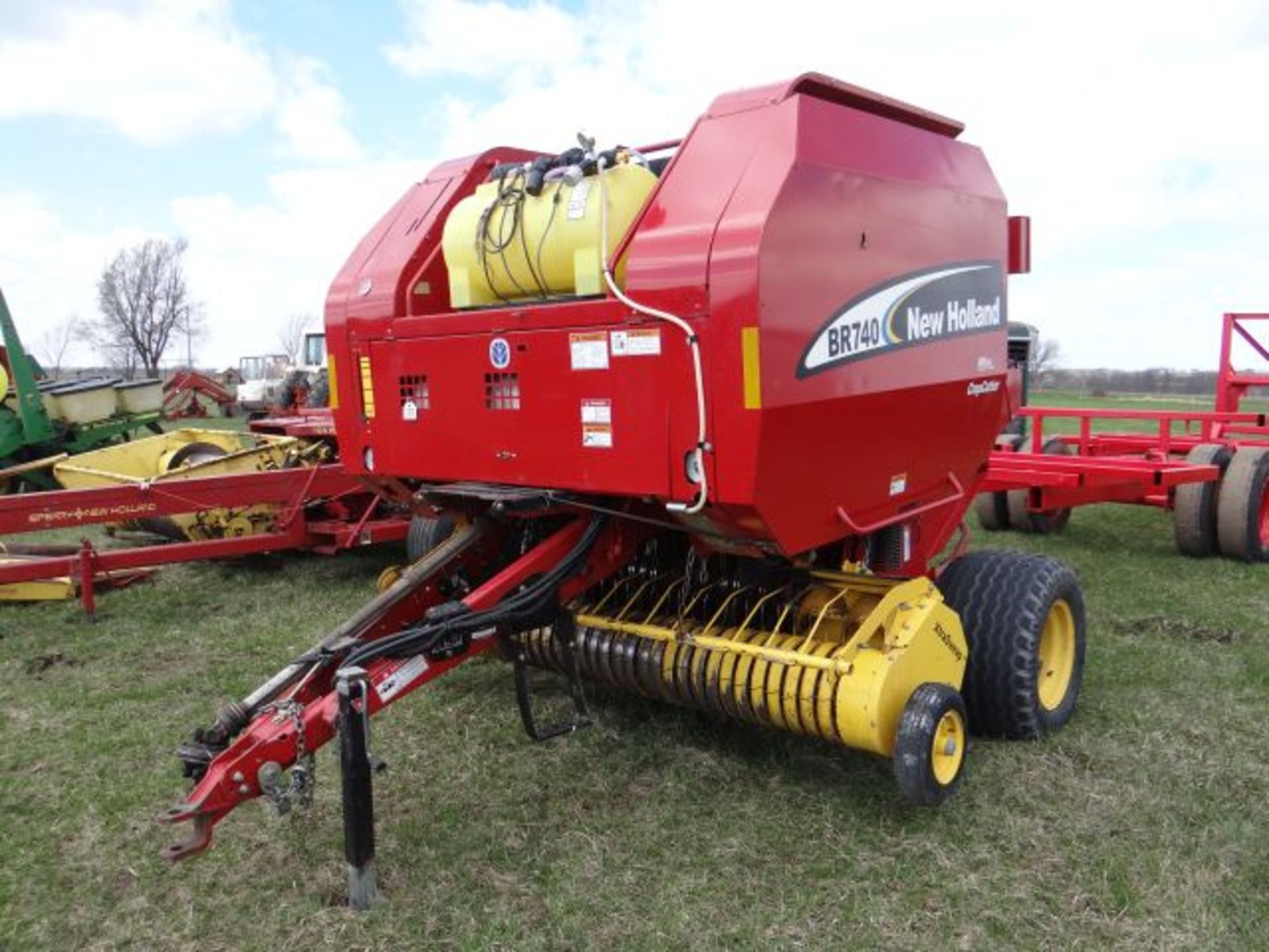 Lot 3055 NH BR740 Round Baler 4x5 Bales, w/Crop Cutter, Liquid Applicator, Net Wrap and Twine, Extra - Image 2 of 3