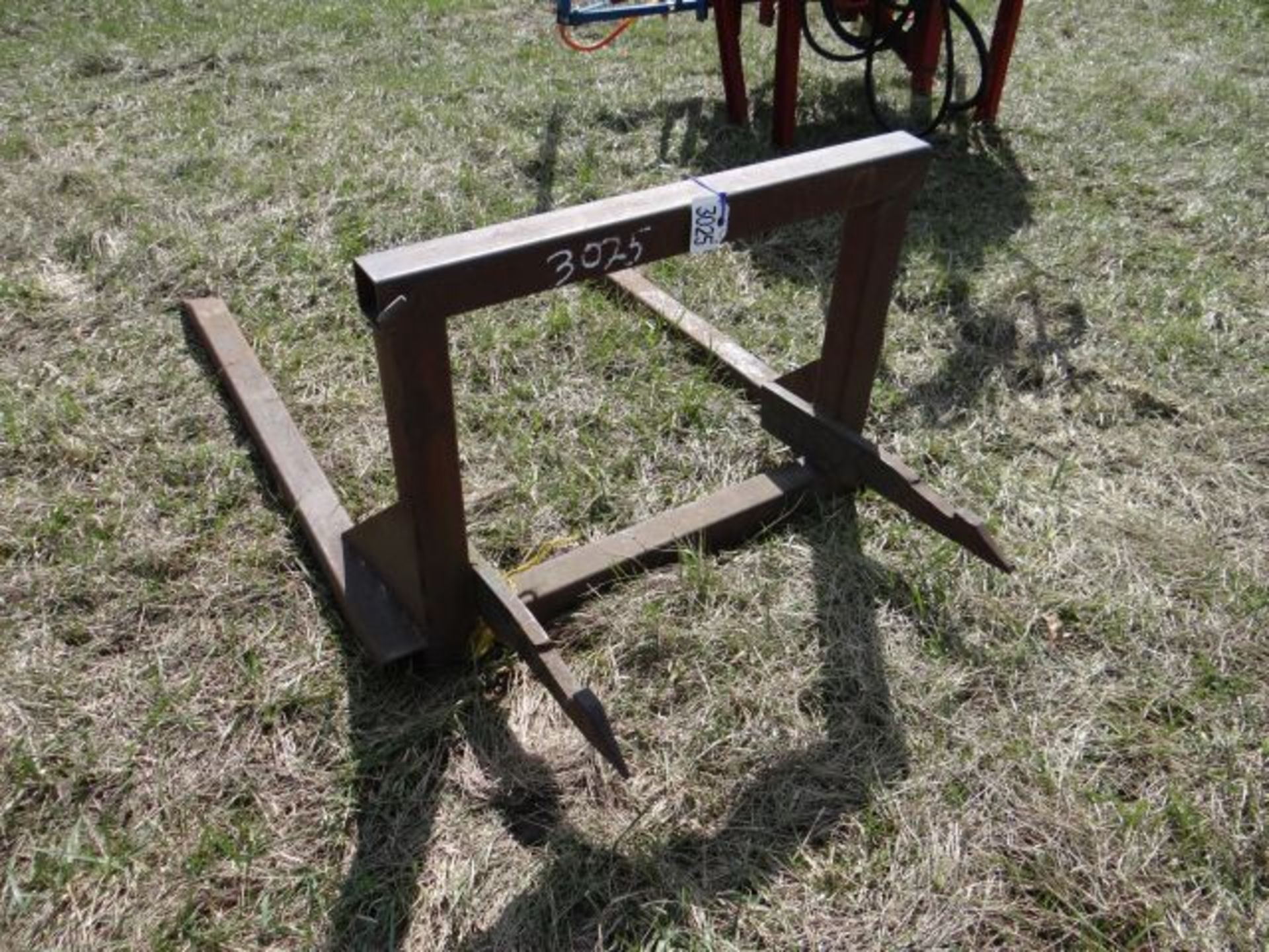 Lot 3025 IH Fast Hitch Bale Fork