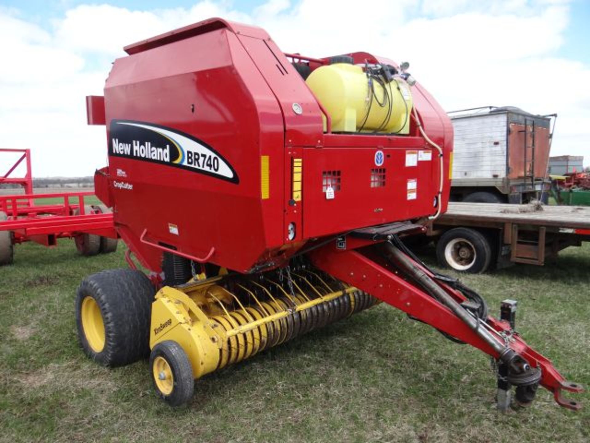 Lot 3055 NH BR740 Round Baler 4x5 Bales, w/Crop Cutter, Liquid Applicator, Net Wrap and Twine, Extra