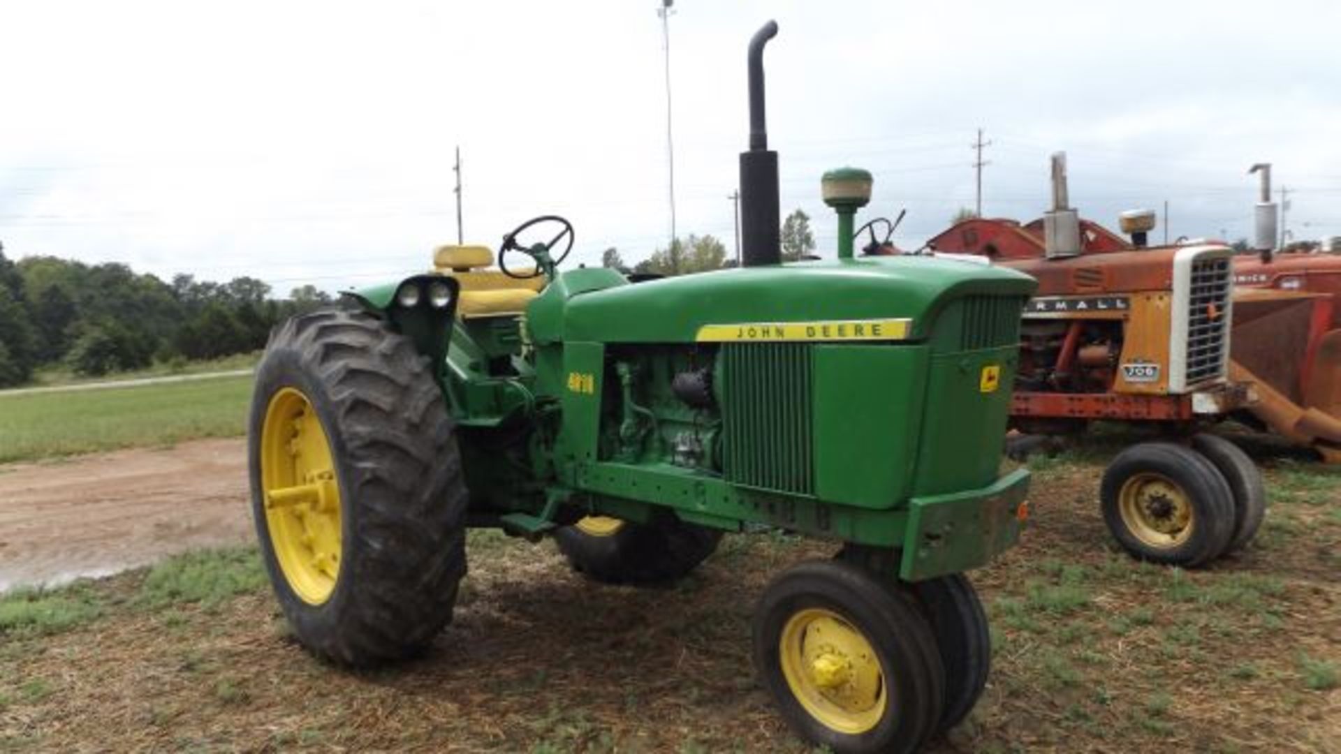 Lot 595 JD 4010 Tractor Gas, Tricycle, 1 SCV, Syncro Range - Image 2 of 4