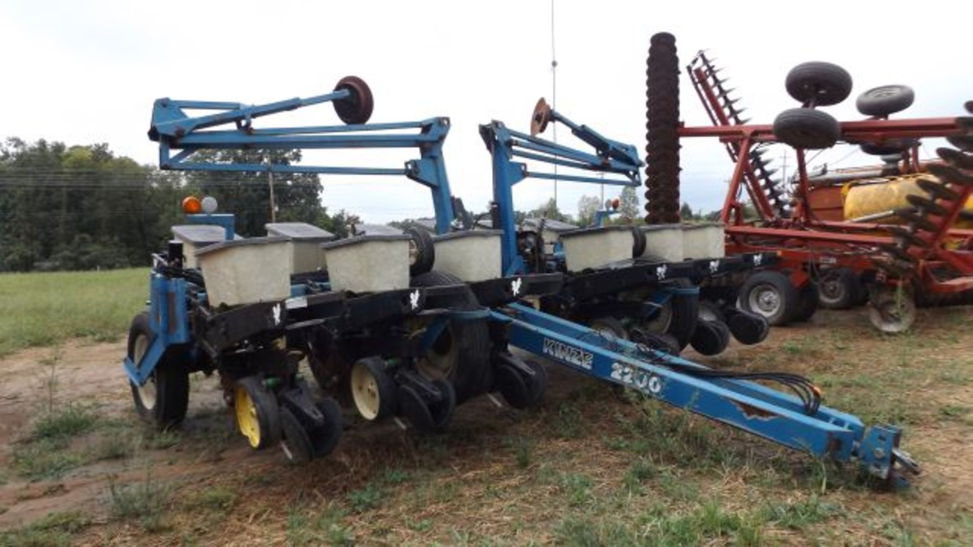 Lot 617 Kinze 2200 Planter 12 Row Flex, Corn and Bean Meters, w/Monitor - Image 2 of 3