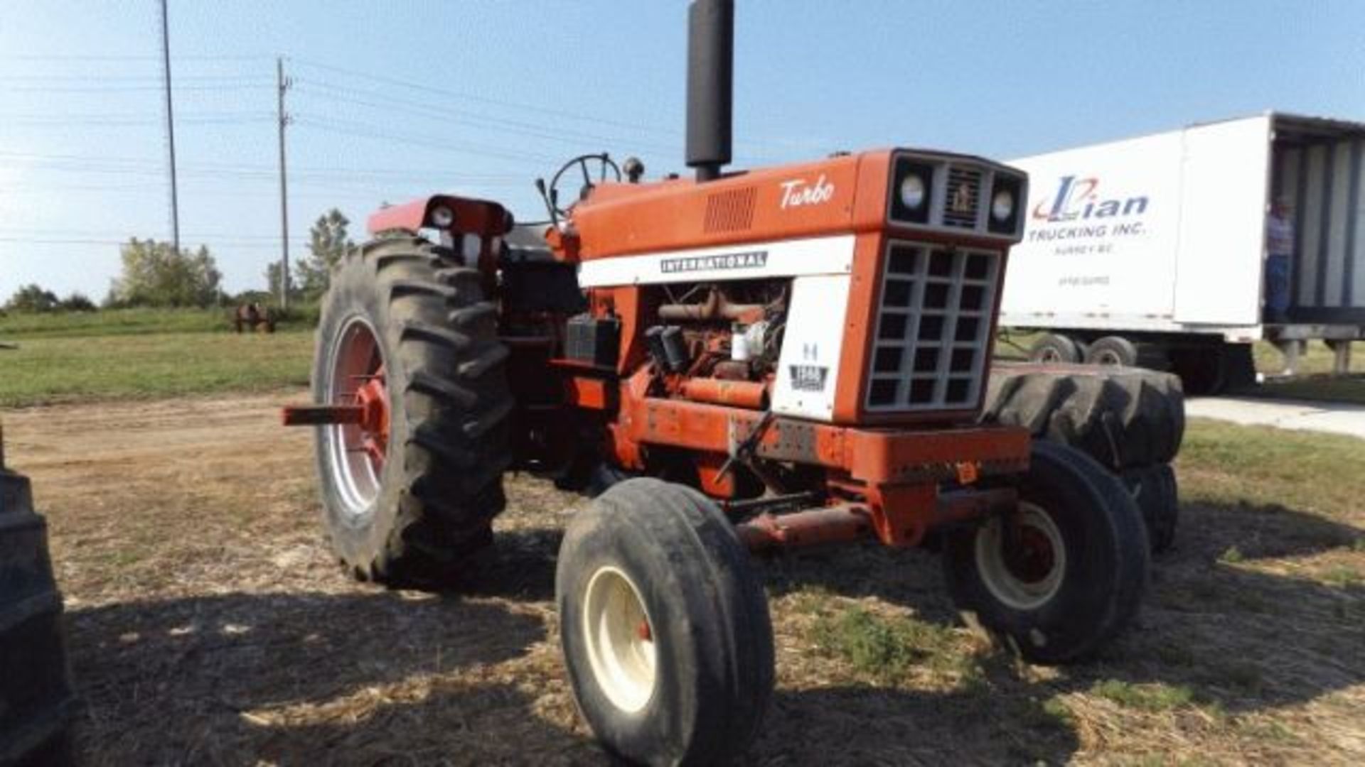 Lot 401 IH 1566 Tractor, 1975 1000 PTO, 2 SCVs, Open Station, Good TA, 20.8x38 Radial