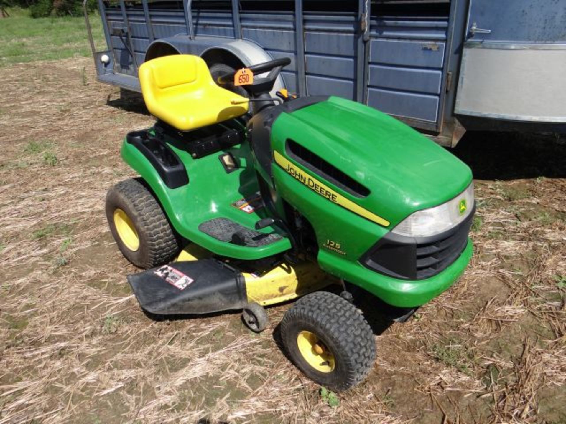 Lot 650 2006 JD 125 Riding Mower 120 hrs, 42" Deck, 20hp