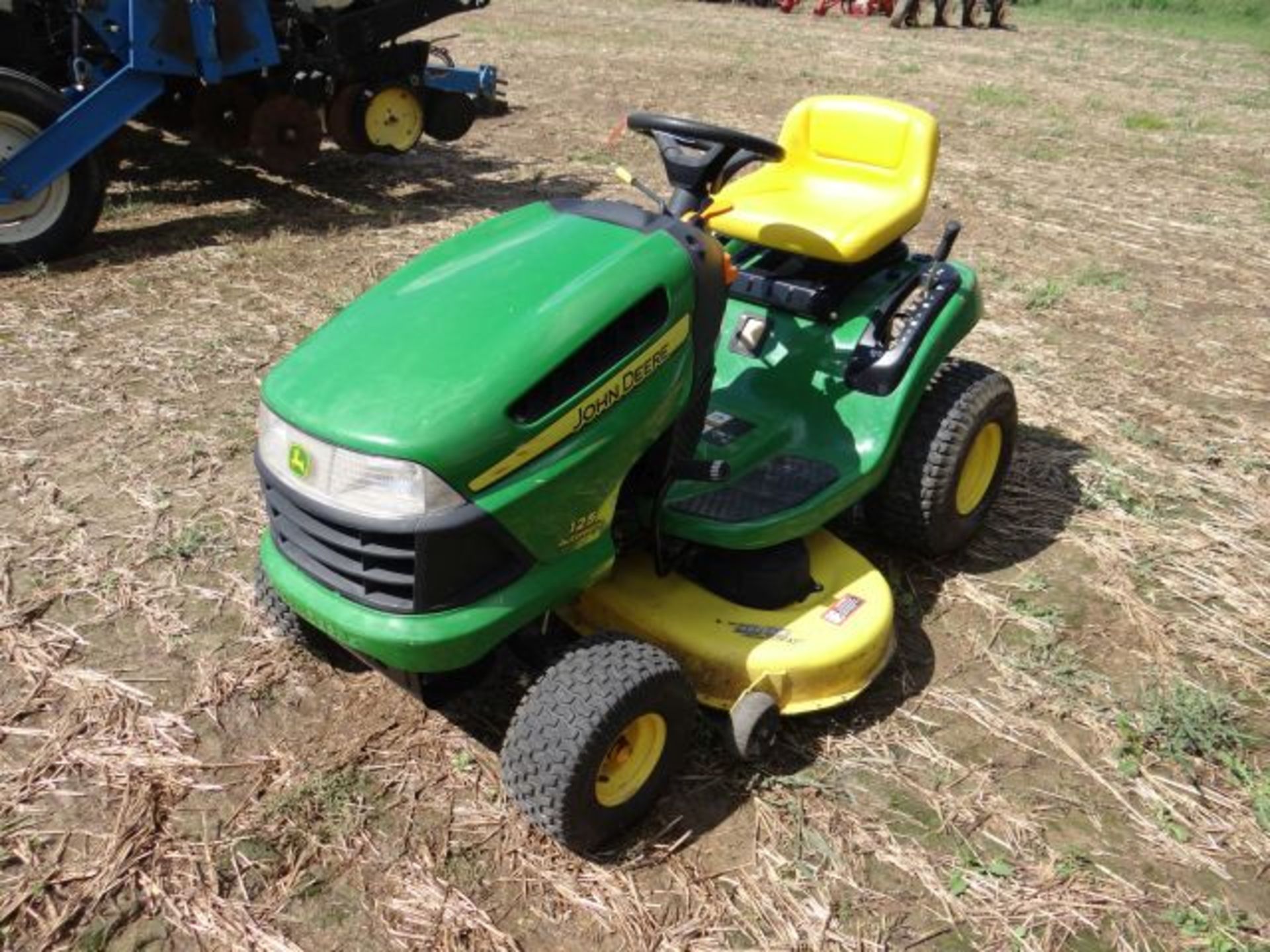 Lot 650 2006 JD 125 Riding Mower 120 hrs, 42" Deck, 20hp - Image 2 of 3