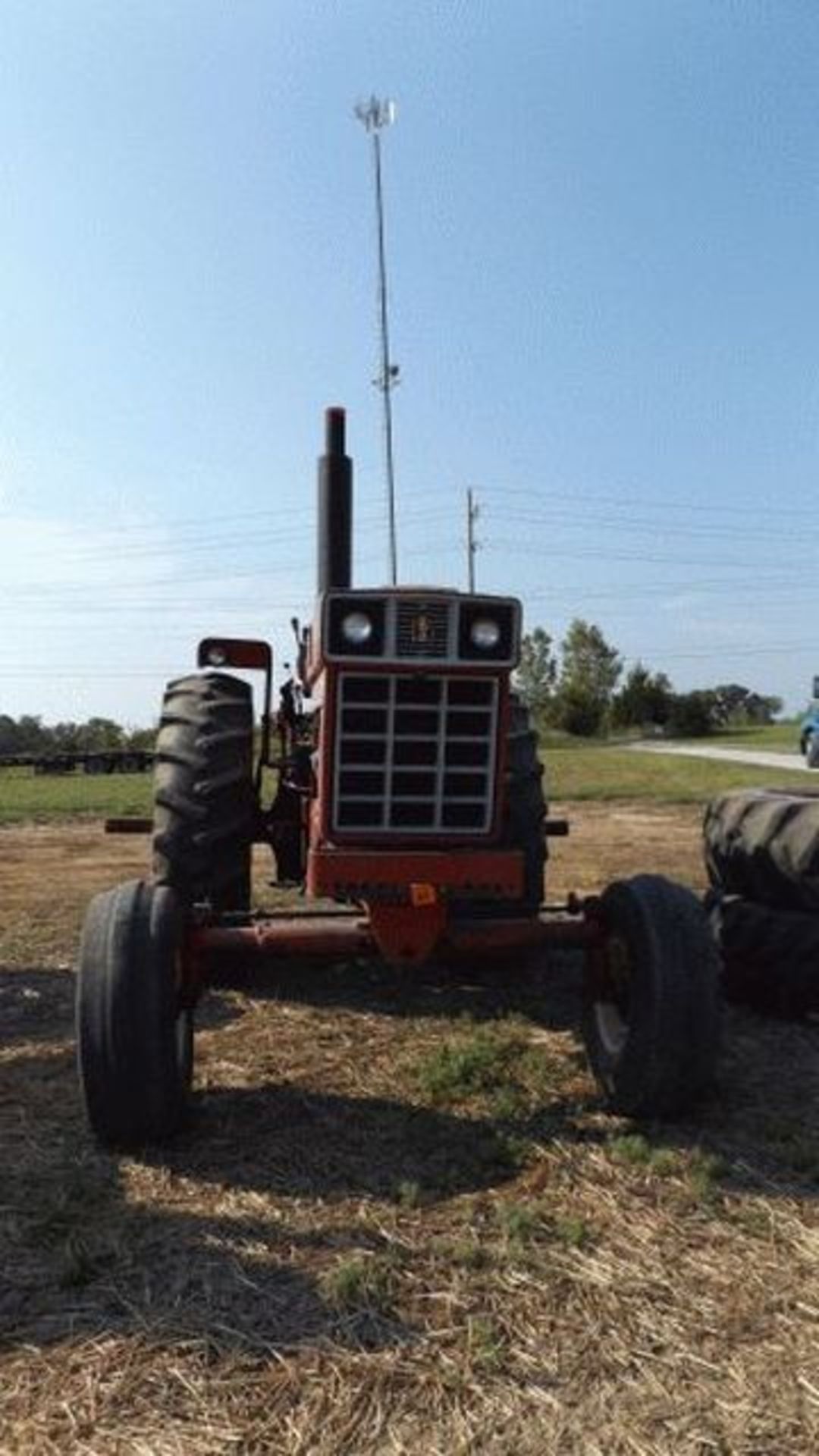 Lot 401 IH 1566 Tractor, 1975 1000 PTO, 2 SCVs, Open Station, Good TA, 20.8x38 Radial - Image 2 of 3