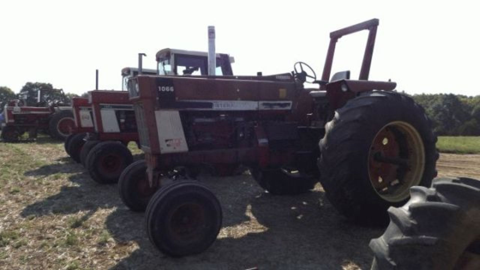 Lot 403 IH 1066 Hot Farm Pulling Tractor Good TA, Pulling Hitch, Wheelie Bars - Image 4 of 4