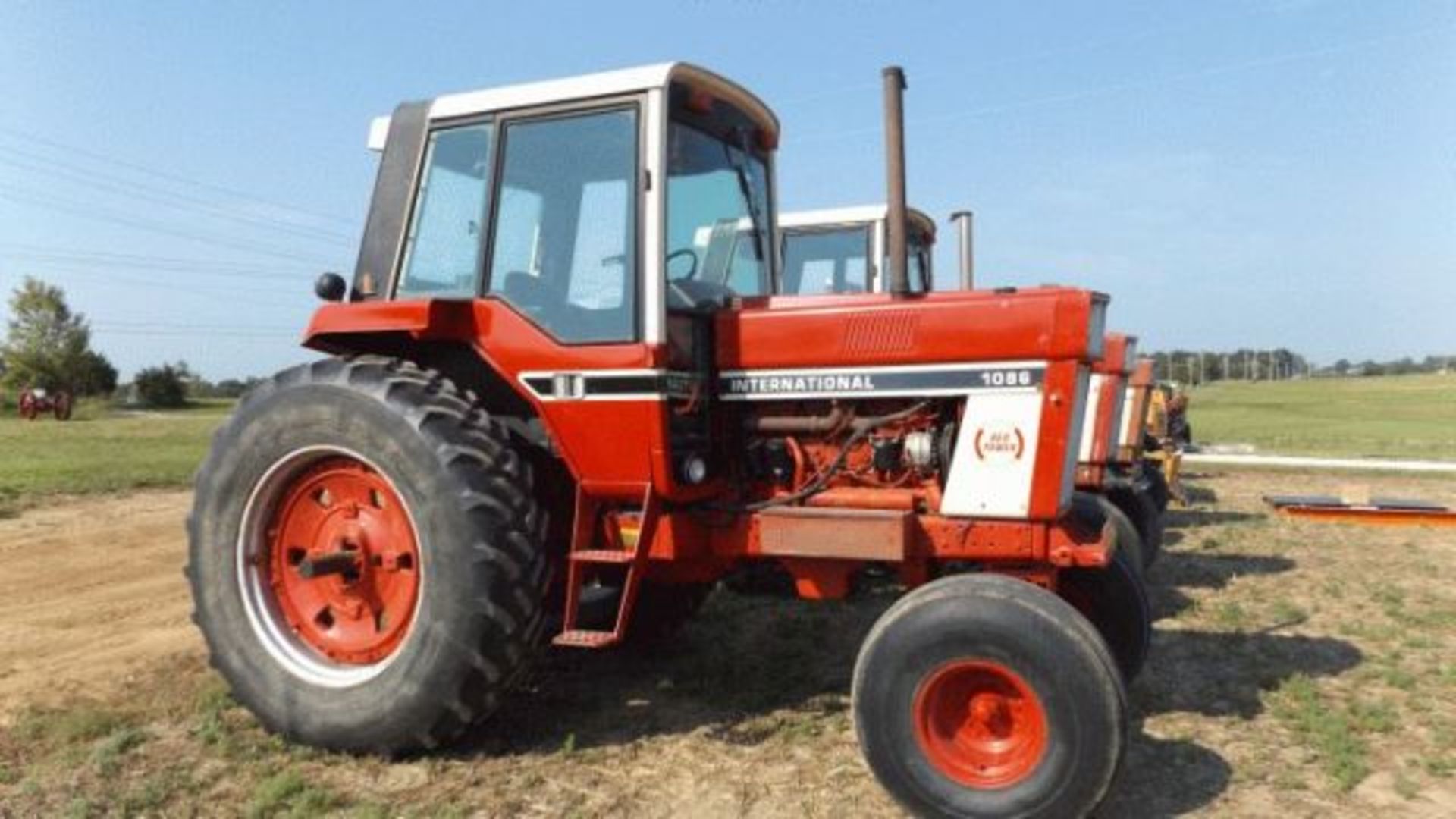 Lot 405 IH 1086 Tractor, 1978 6471 hrs, CAH, 2 SCVs, Dual PTO, Good TA, 3pt - Image 2 of 4