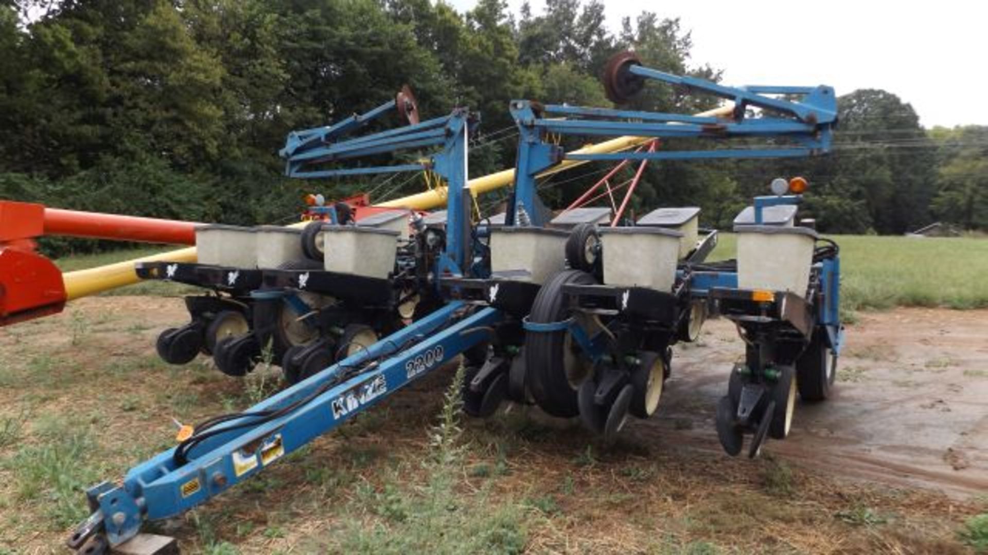 Lot 617 Kinze 2200 Planter 12 Row Flex, Corn and Bean Meters, w/Monitor